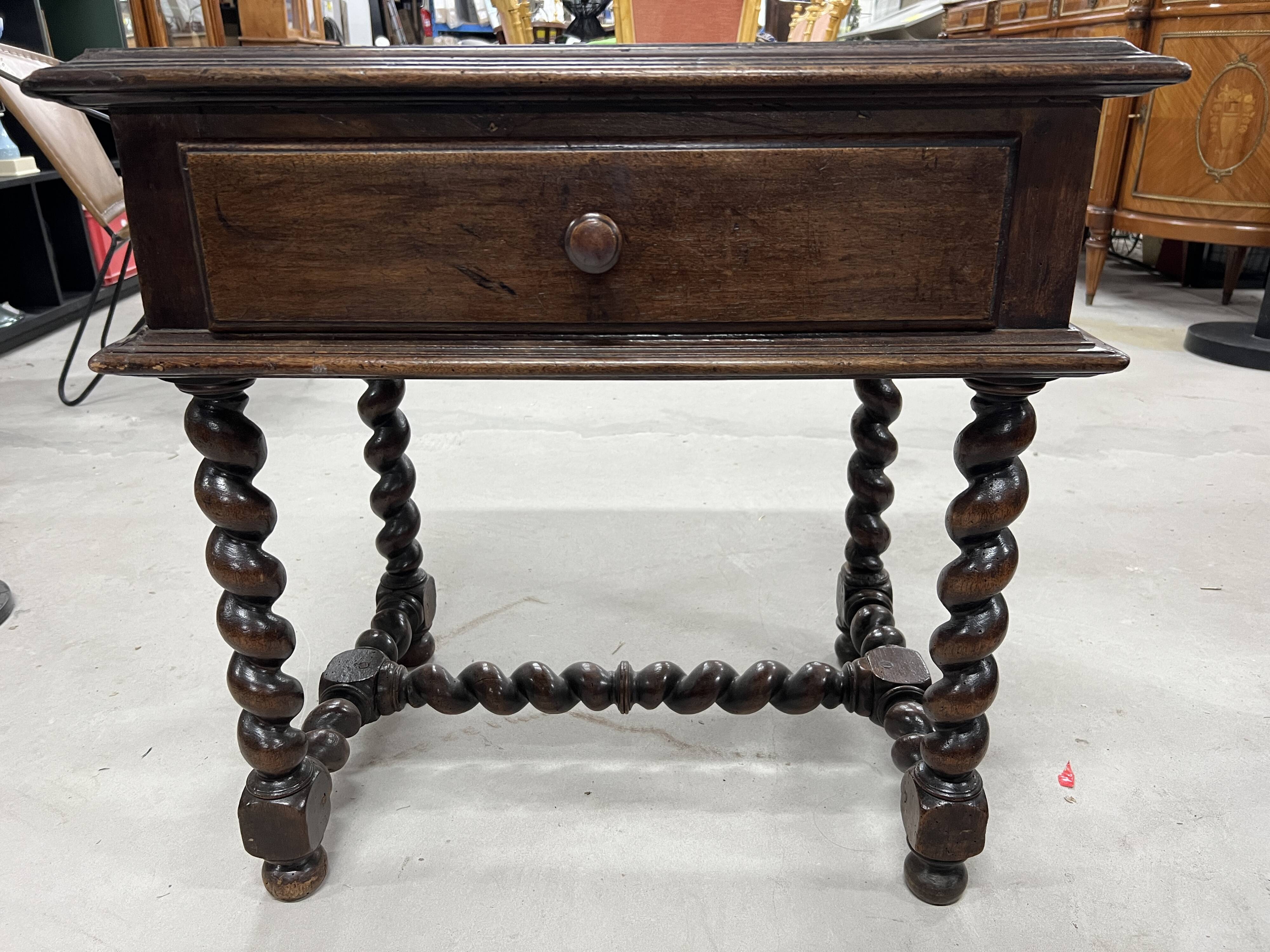 Table d'appoint à pieds torsadés