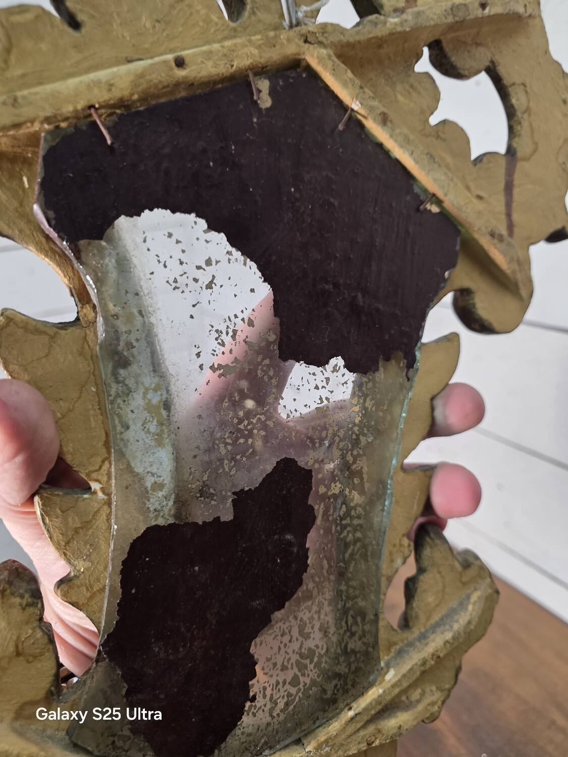 Italian mirror in gilded wood with gold leaf from the 18th century.
