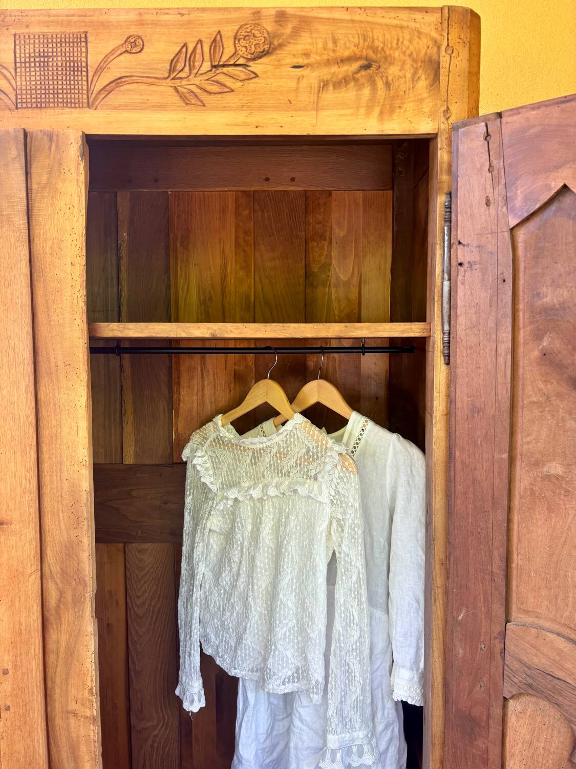 Armoire ancienne française en noyer massif – style Louis XV, fin XIXe siècle