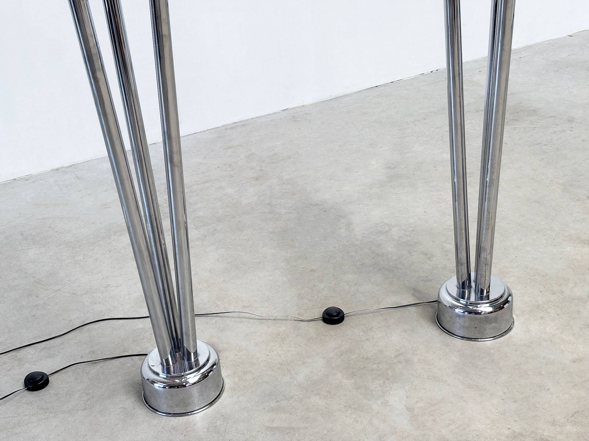 Paire de rares lampadaires chromés de Jules Dewaele