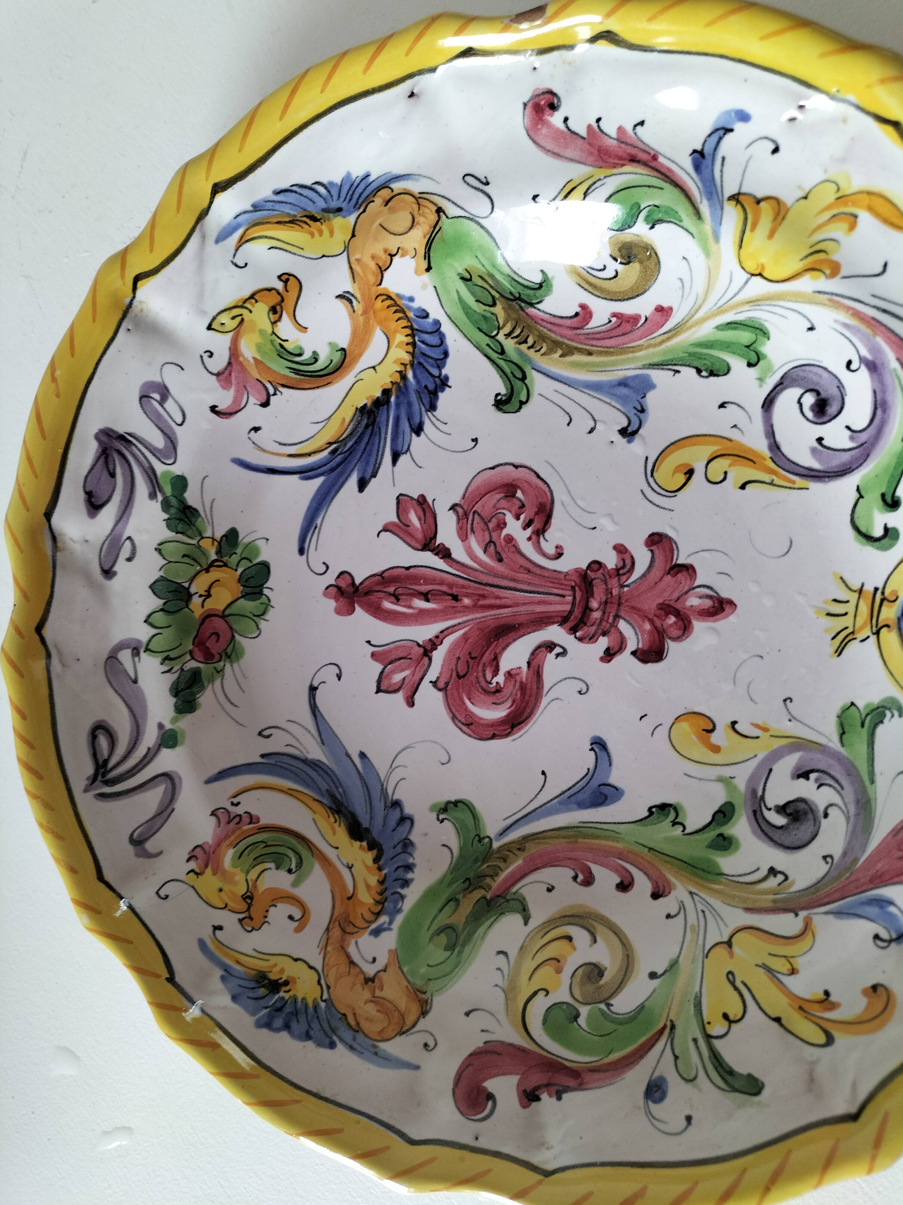 Assiette murale en majolique italienne – décor Renaissance peint à la main