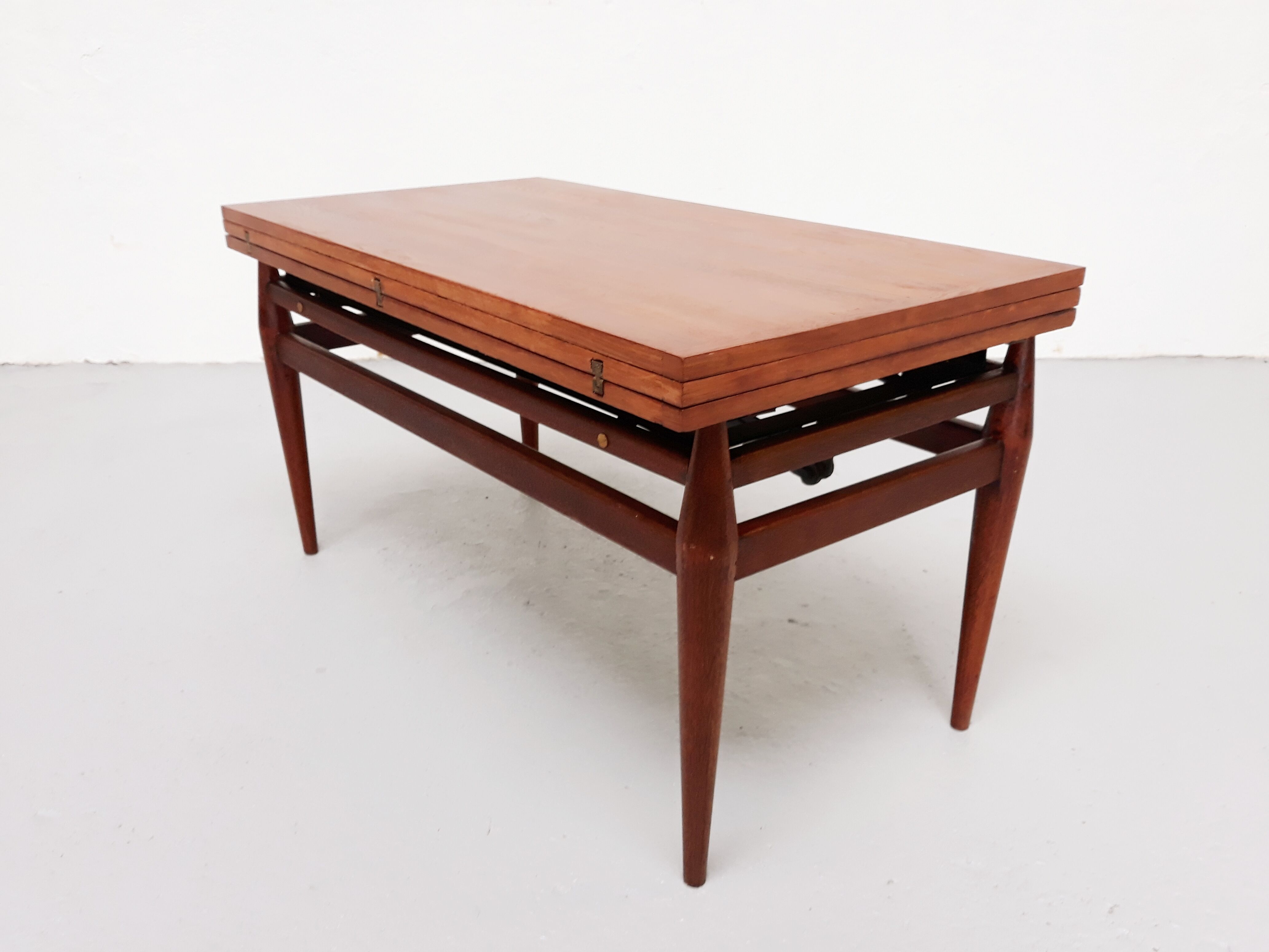 Flexible scandinavian vintage coffee table