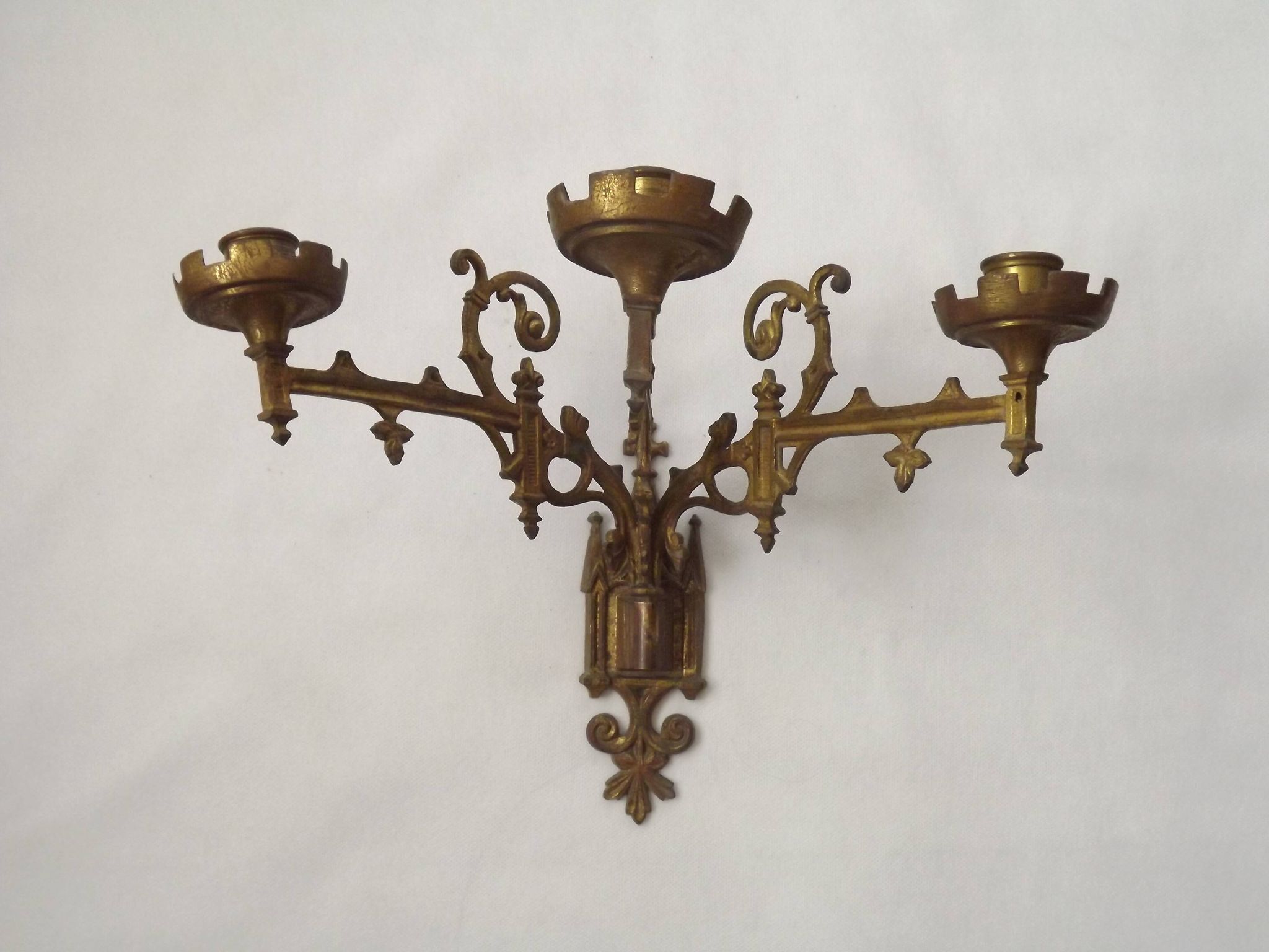 Ensemble élégant de trois appliques murales en bronze doré de style gothique français.