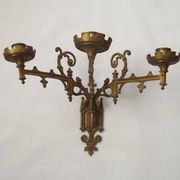 Ensemble élégant de trois appliques murales en bronze doré de style gothique français.