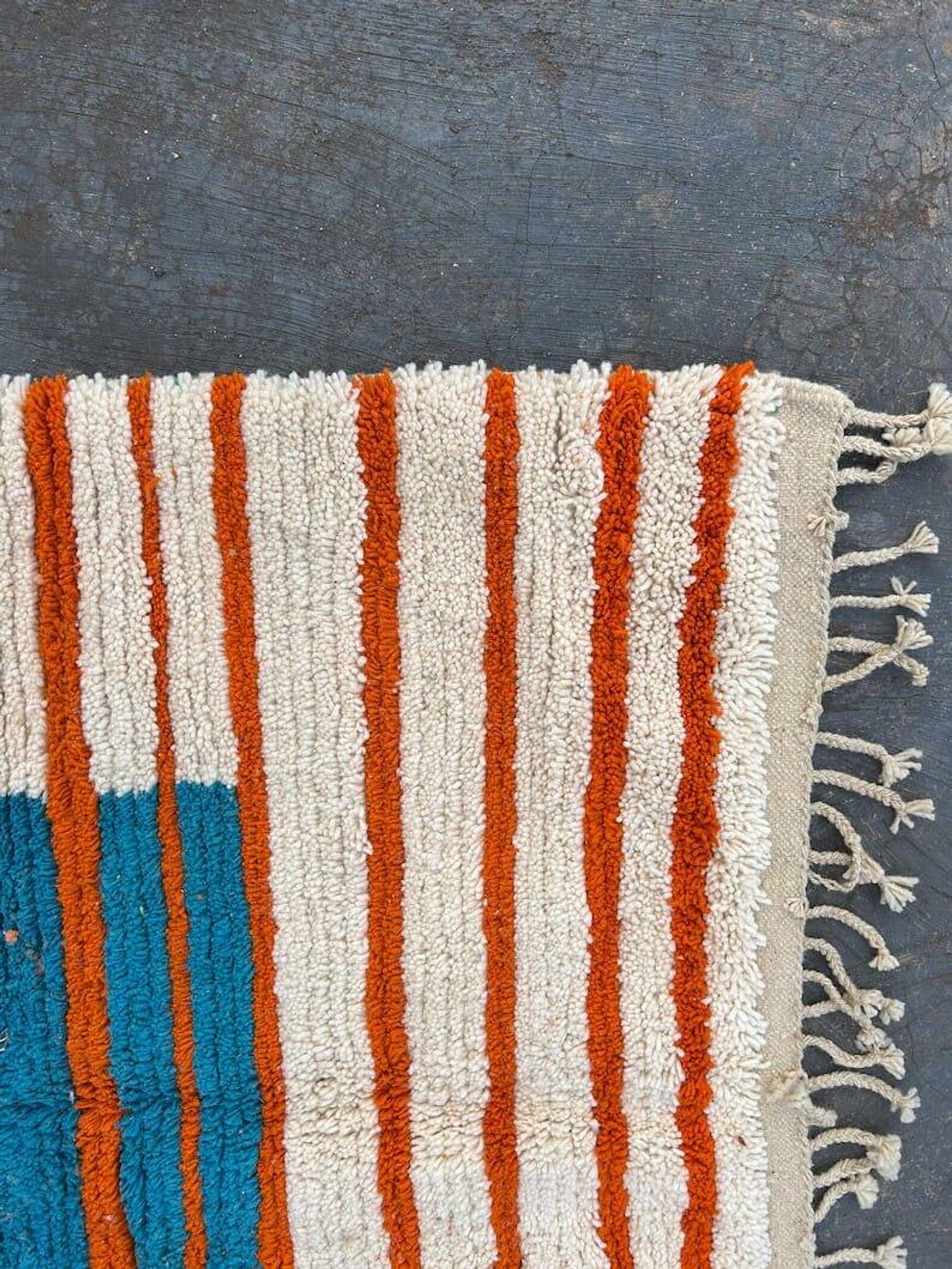 Tapis berbère beni ouraine à motifs colorés taille 150 x 250 cm