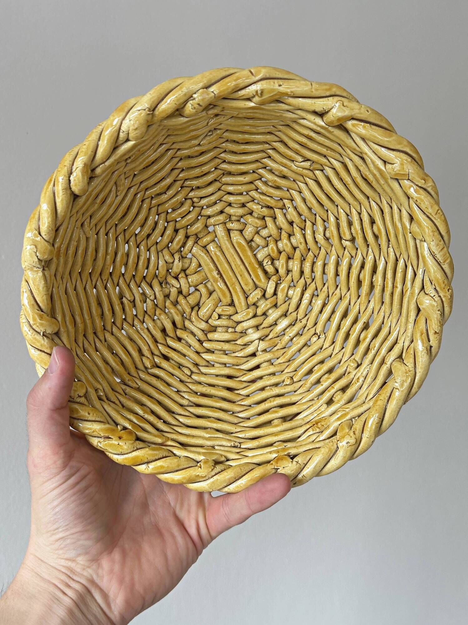 Yellow ceramic basket with wicker effect