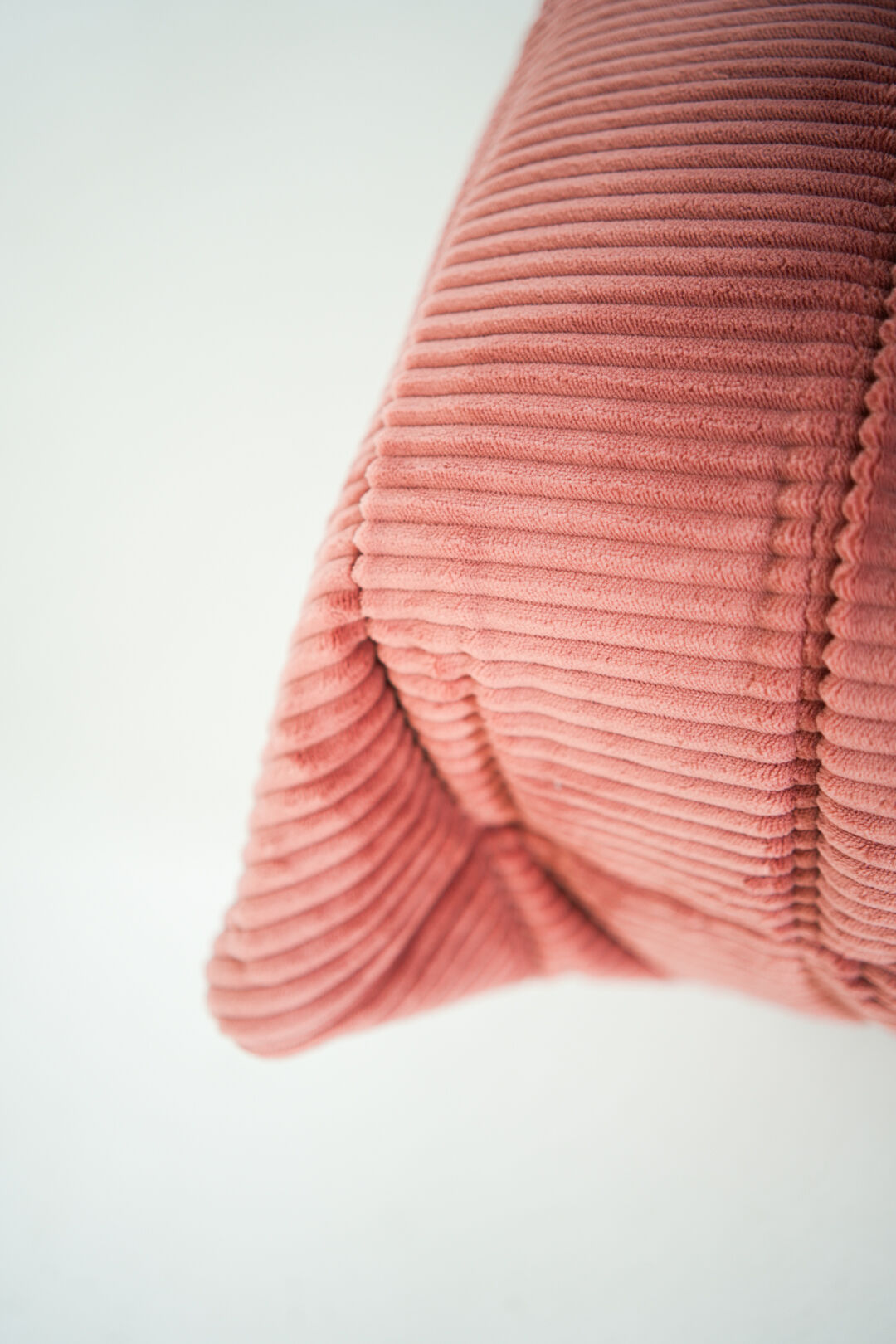 Ensemble de chaise et pouf Togo en velours côtelé framboise
