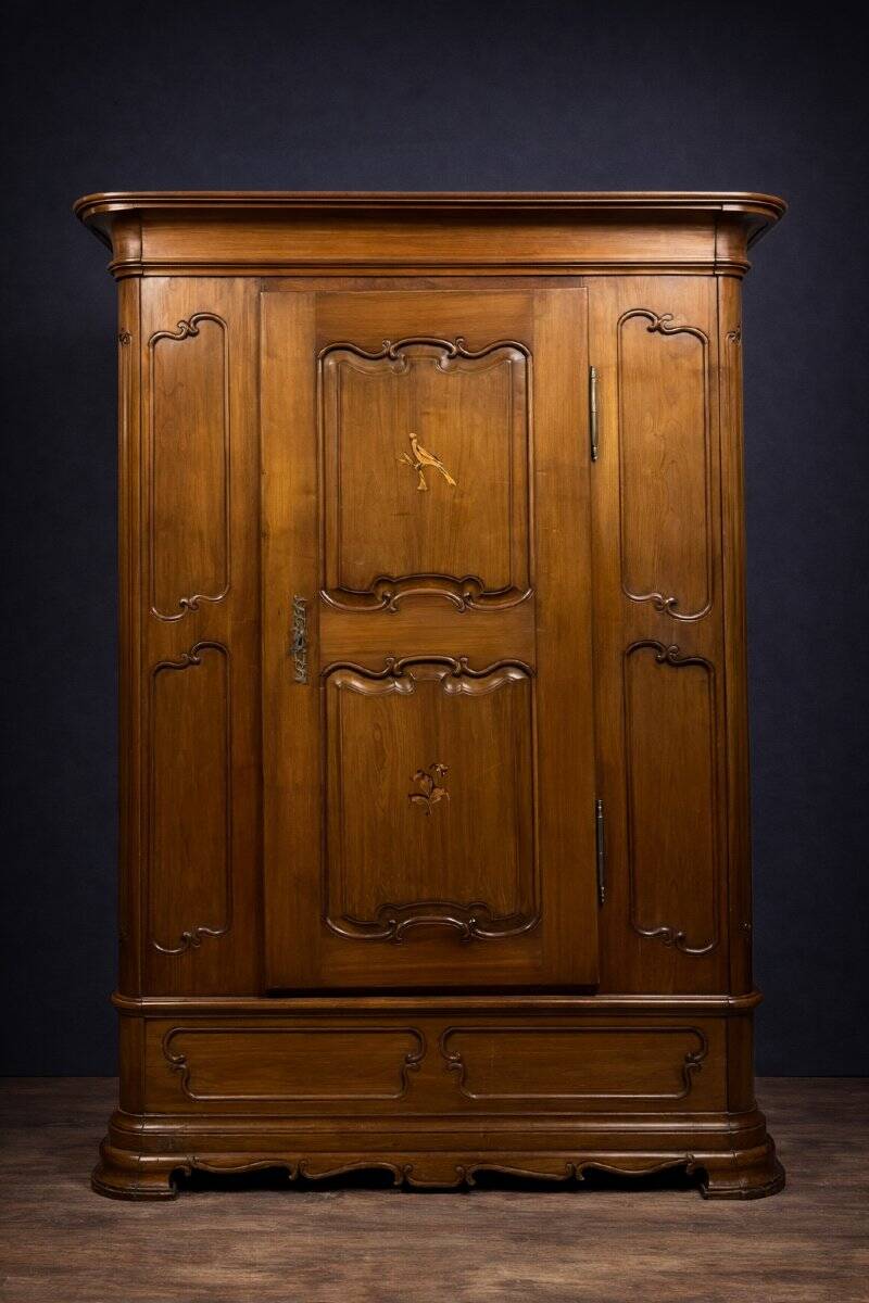 Armoire bonnetière ancienne en merisier et marquéterie – Style Louis XIV