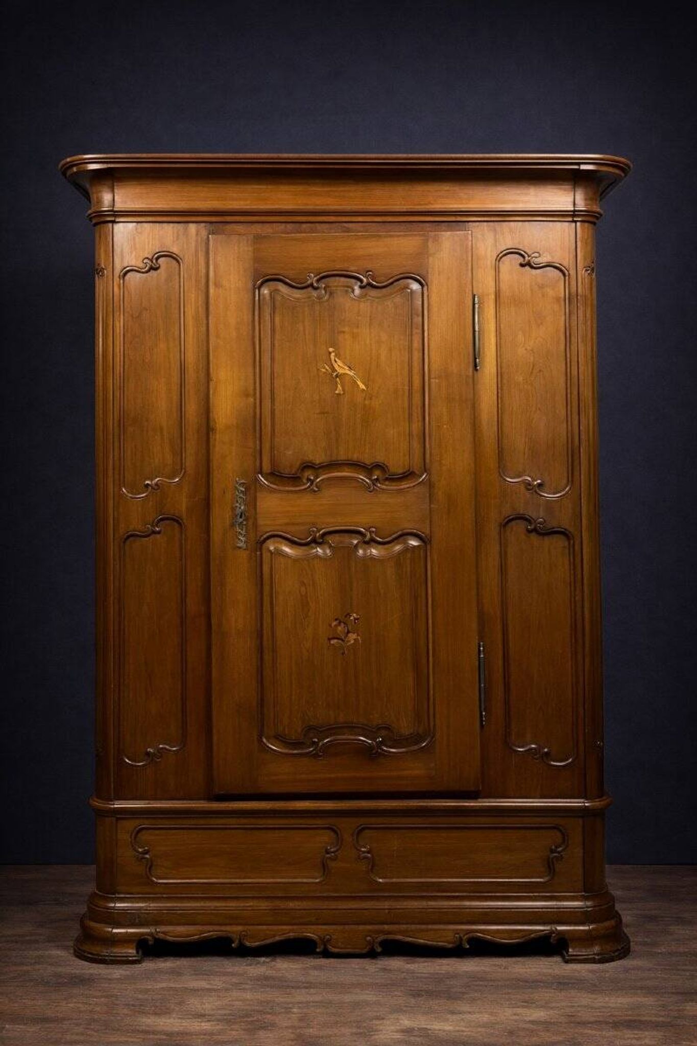 Armoire bonnetière ancienne en merisier et marquéterie – Style Louis XIV