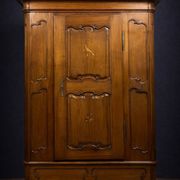 Armoire bonnetière ancienne en merisier et marquéterie – Style Louis XIV