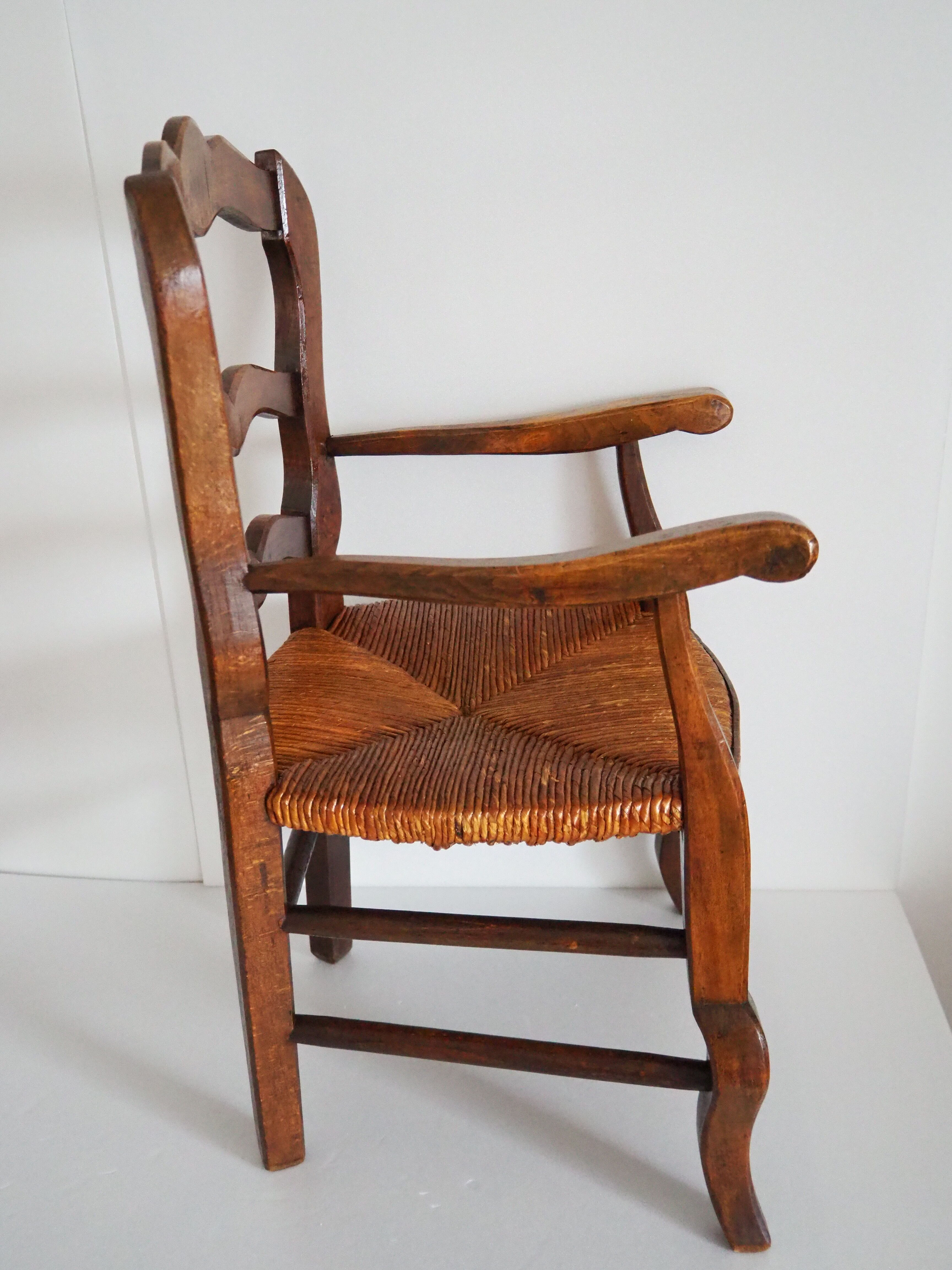 Children's armchair in solid wood with its mulched seat
