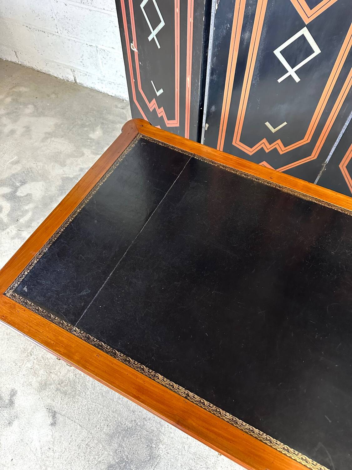 Bureau plat Louis XVI dessus cuir noir