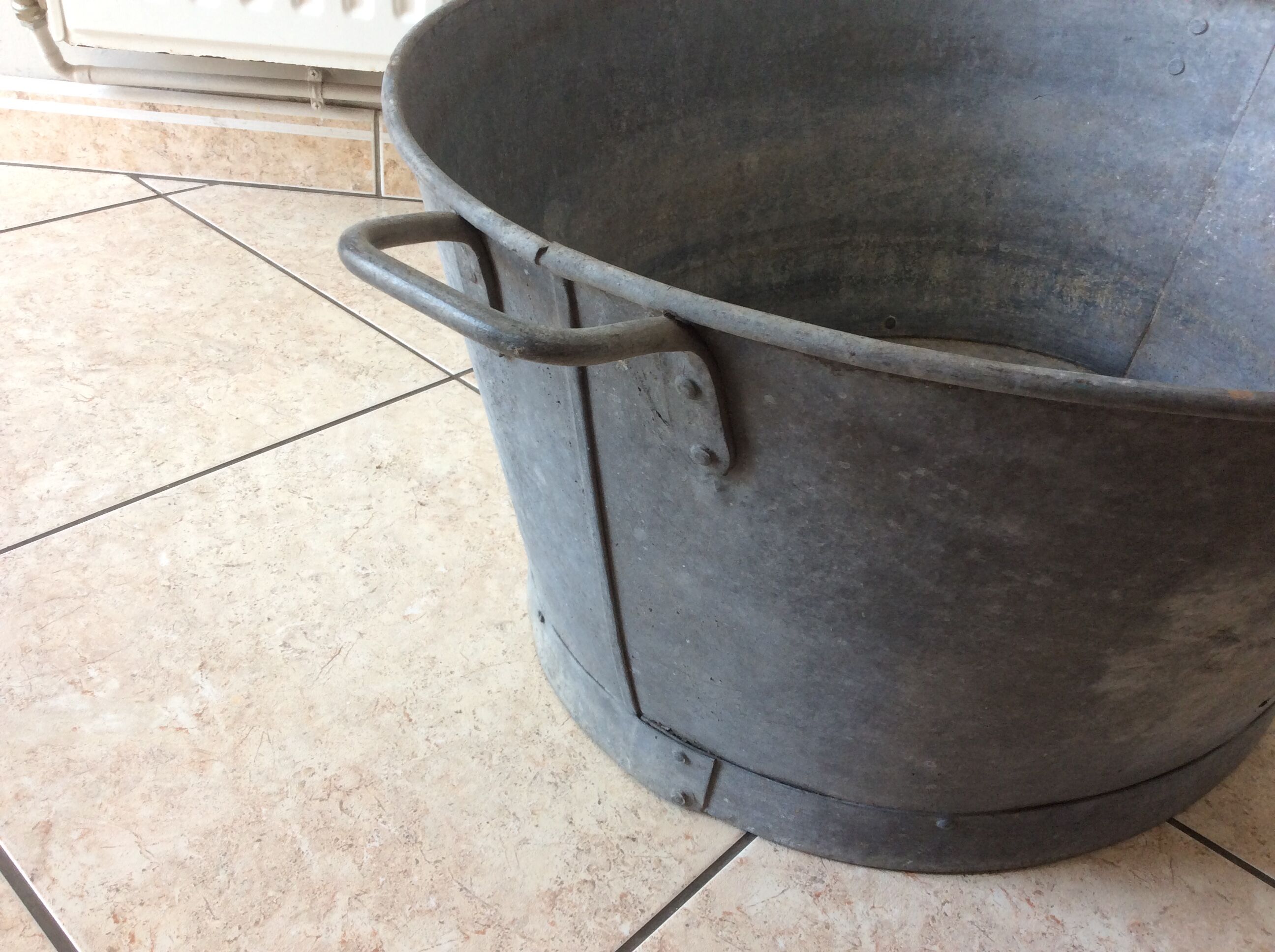 Oval zinc basin
