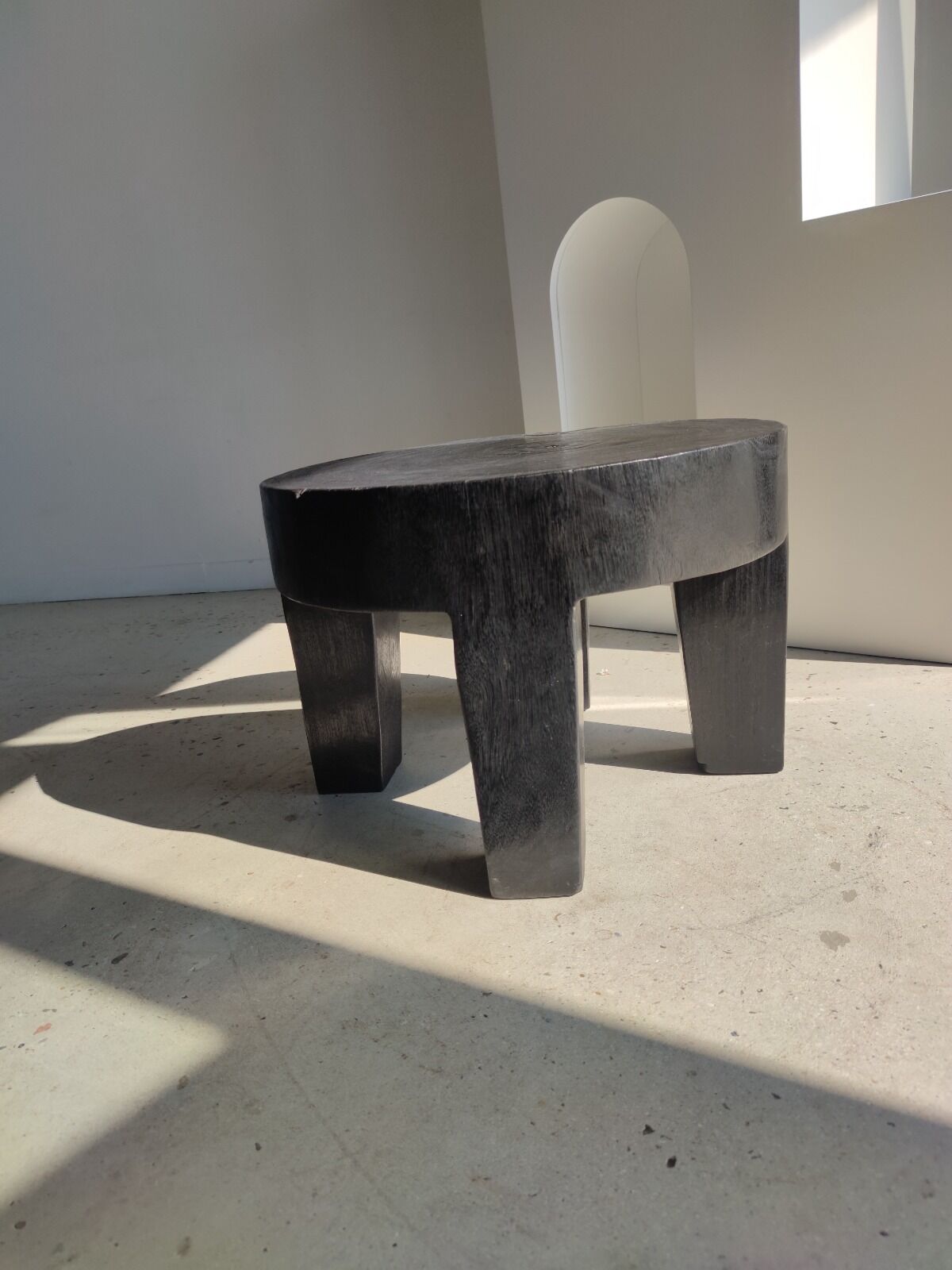 Quadripod coffee table in black monoxyl solid wood