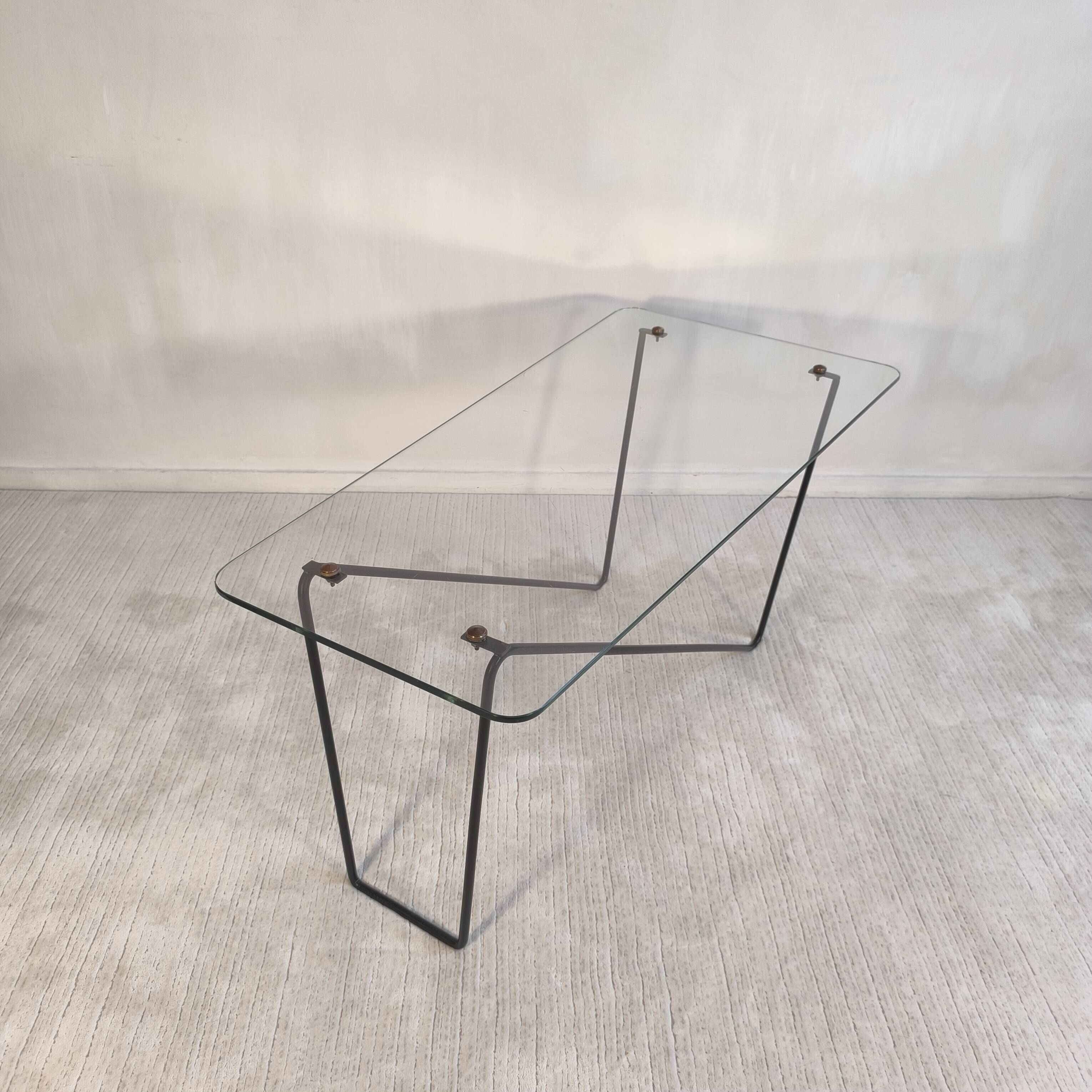 Superb asymmetrical coffee table AIRBORNE 1950s glass and lacquered metal.