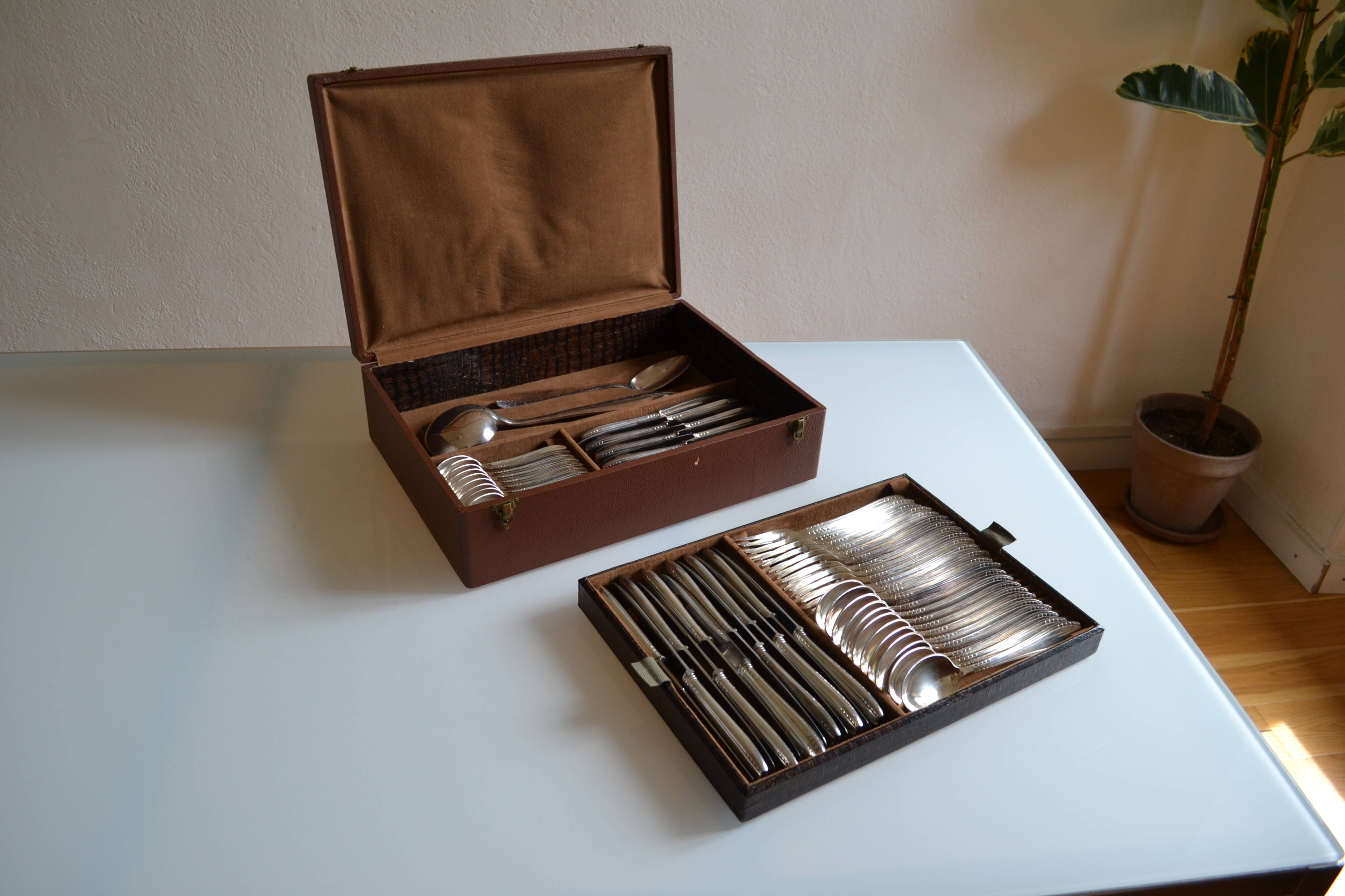 Complete silver-plated metal cutlery set in a 62-piece box