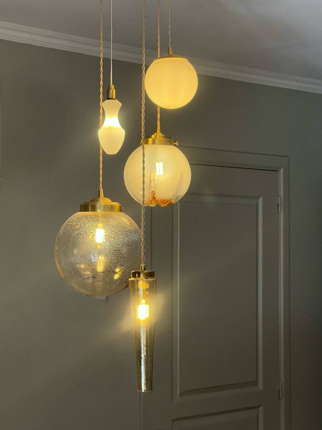 Amber and opaline Murano glass suspension cascade