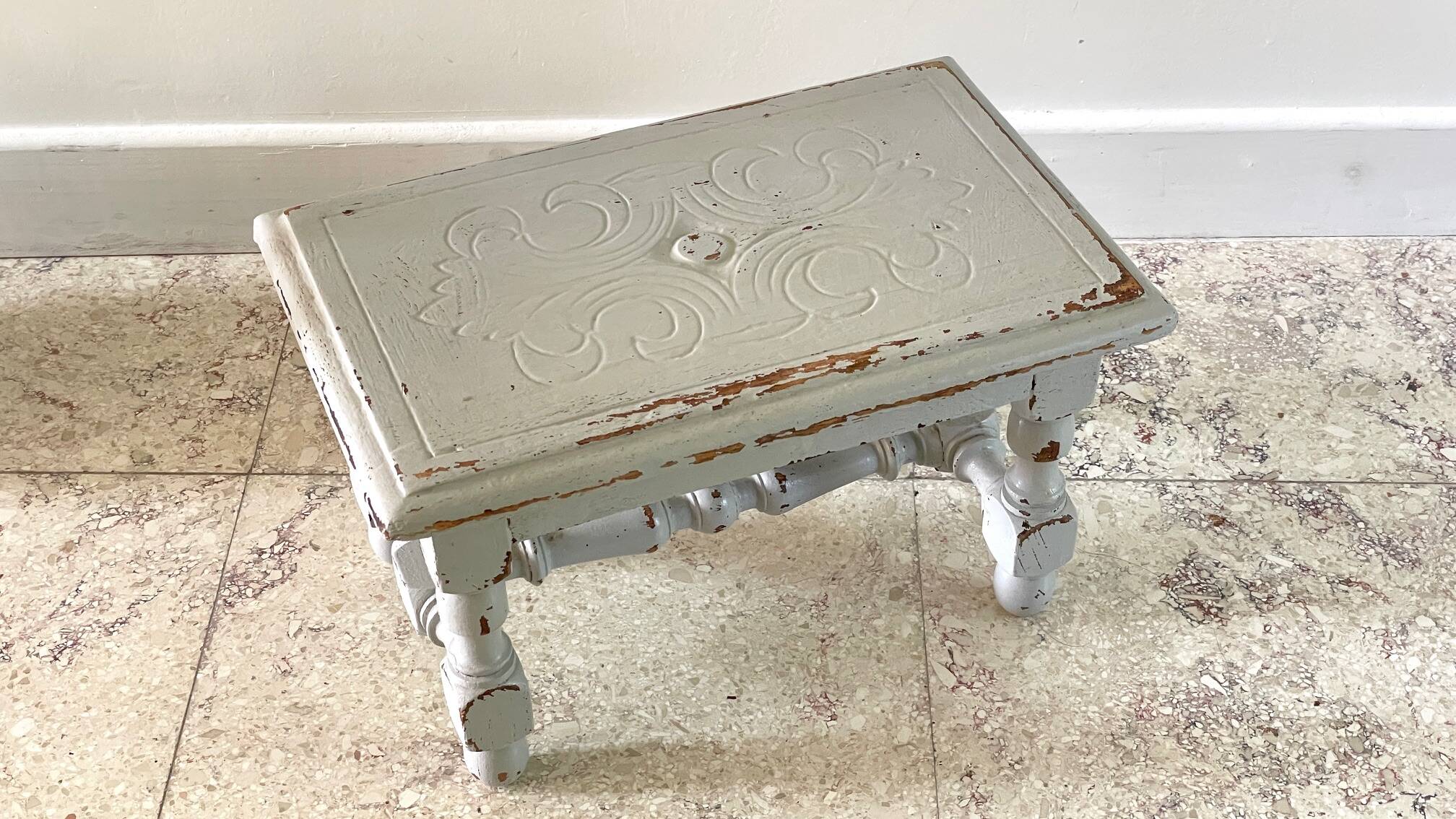 Tabouret vintage gris perle patiné