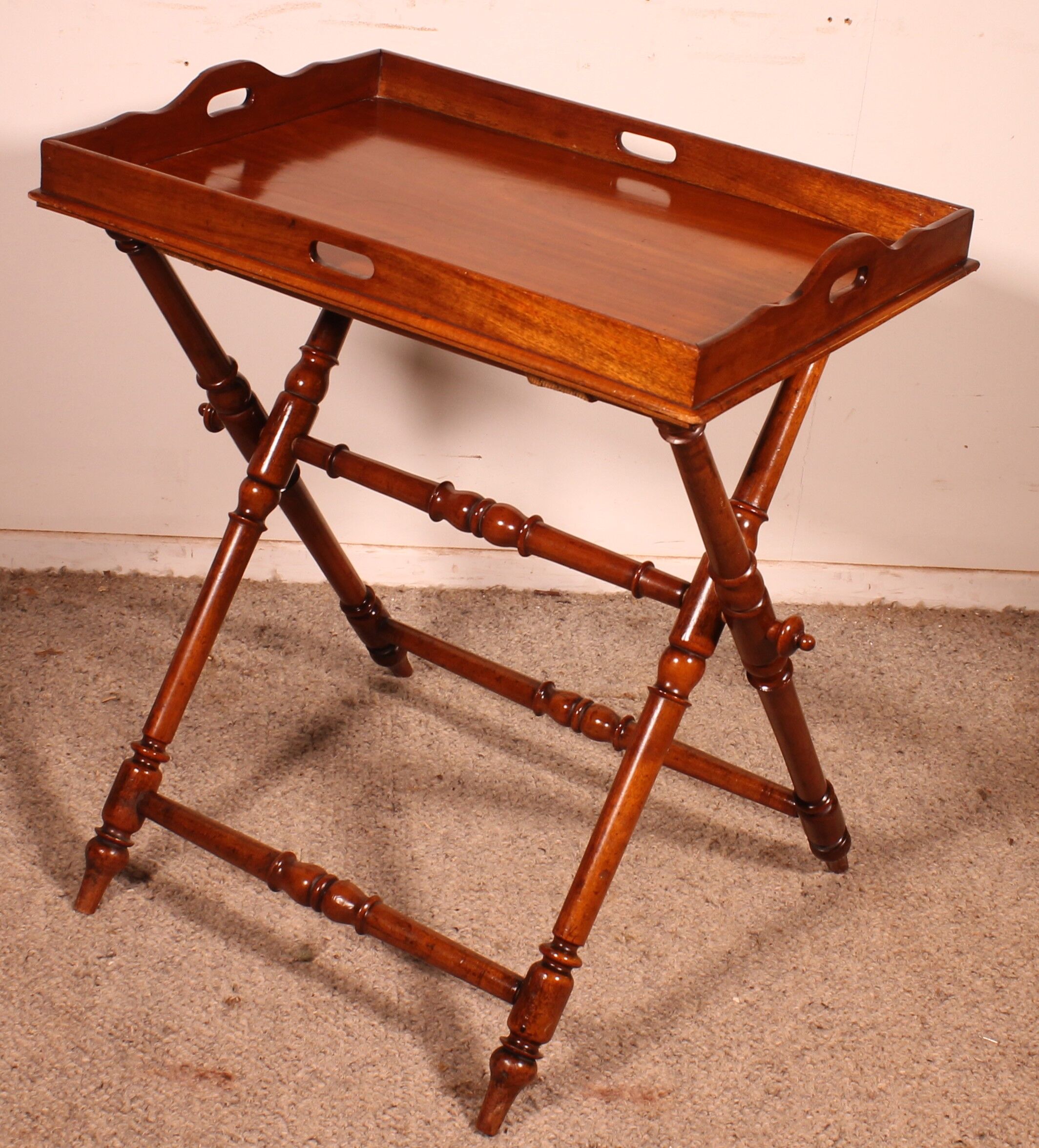 Servant Butler Tray in solid mahogany from the early 19th century.