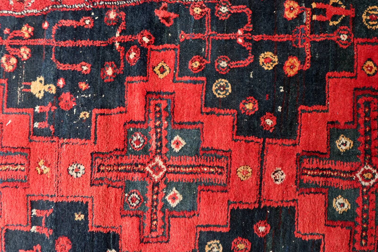 Handmade antique Persian Hamadan rug 142cm x 205cm, 1930s