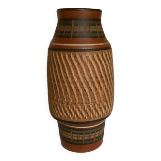 Homvombeit terra cotta vase