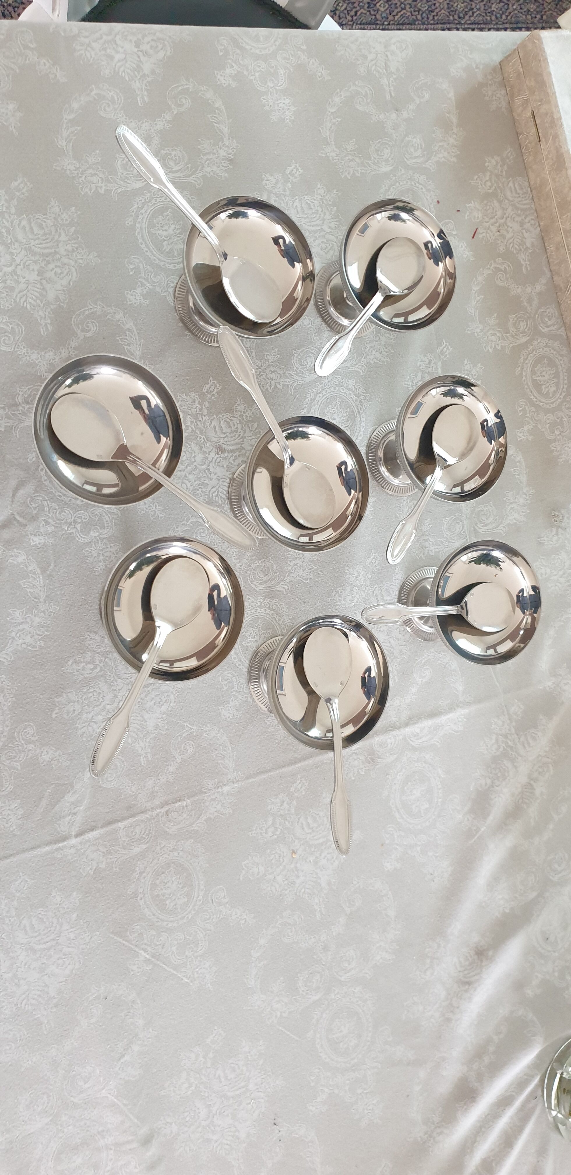 8 ice cream cups with 8 spoons