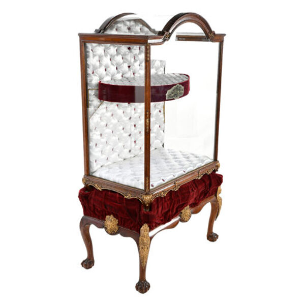 Vitrine de bijoutier en acajou à piètements en bronze doré