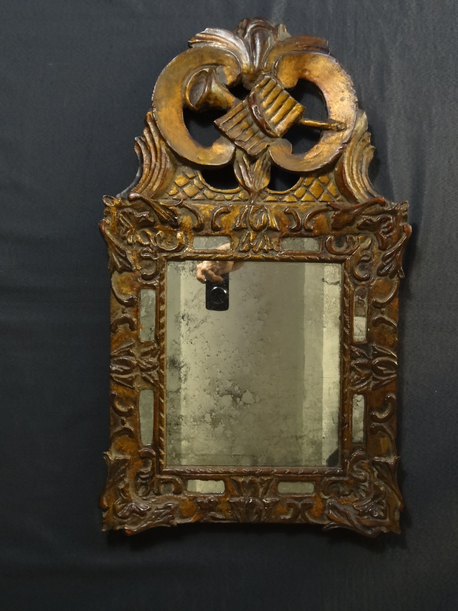 Regency mirror with parcloses in gilded carved wood 39 x 65 cm