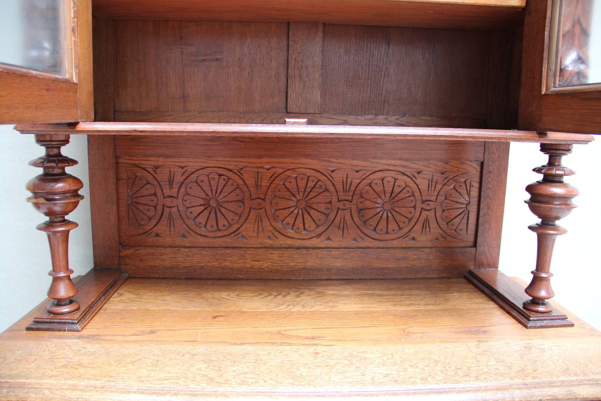 Imposing Neo-Renaissance oak sideboard, late 19th century.