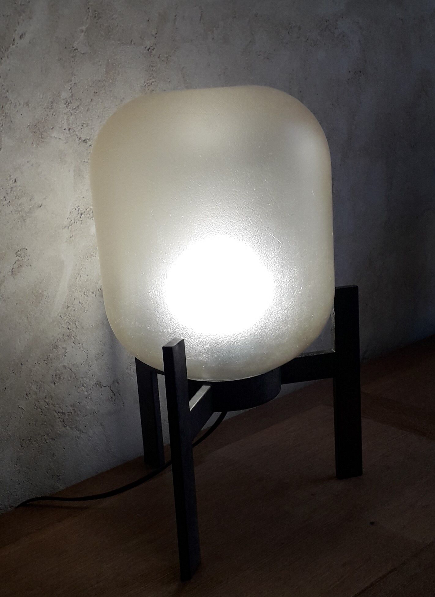 Tripod table lamp
