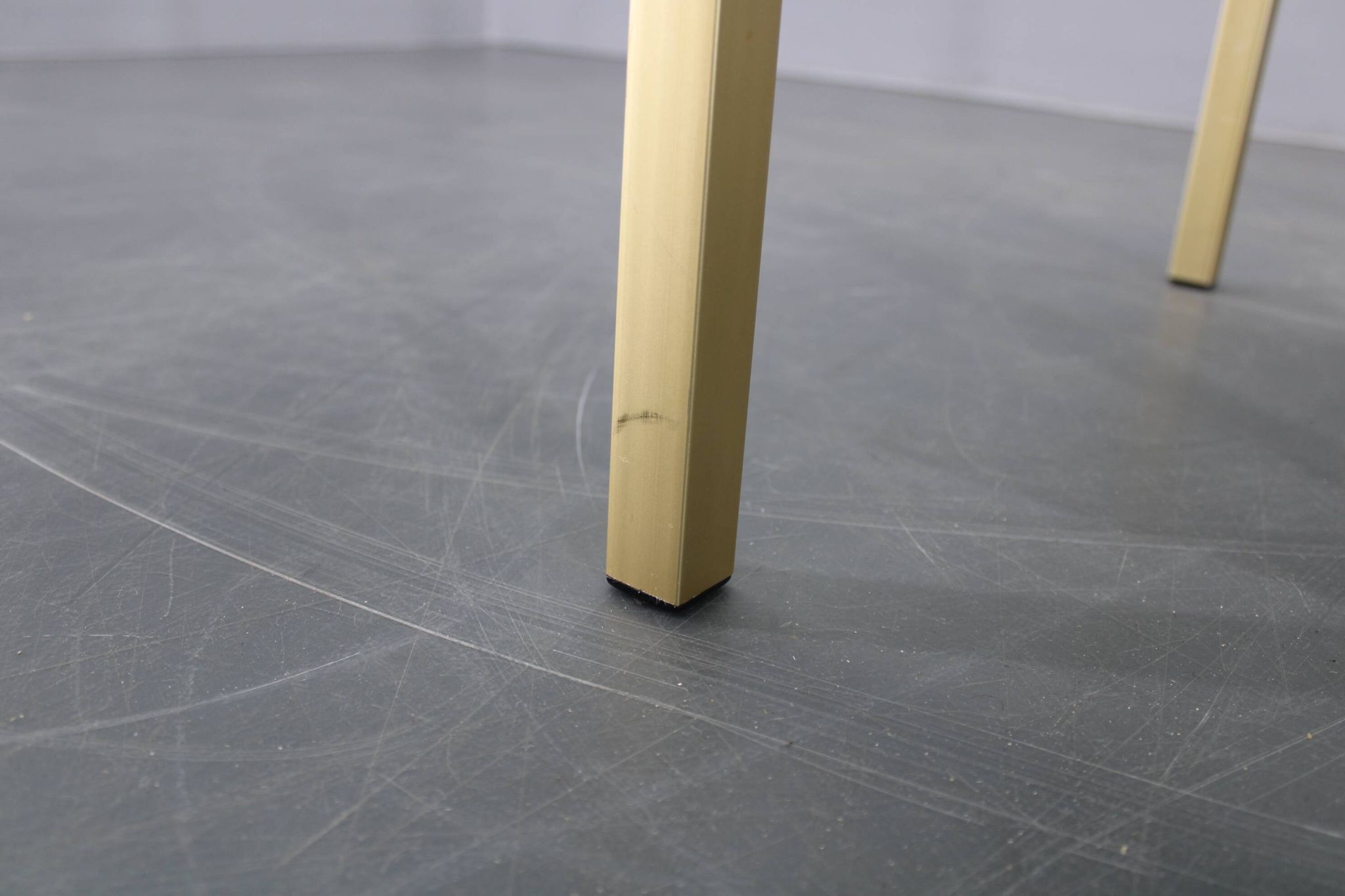 Table basse italienne des années 1970 avec finition en laiton et plateau en verre fumé
