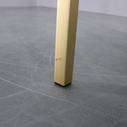 Table basse italienne des années 1970 avec finition en laiton et plateau en verre fumé
