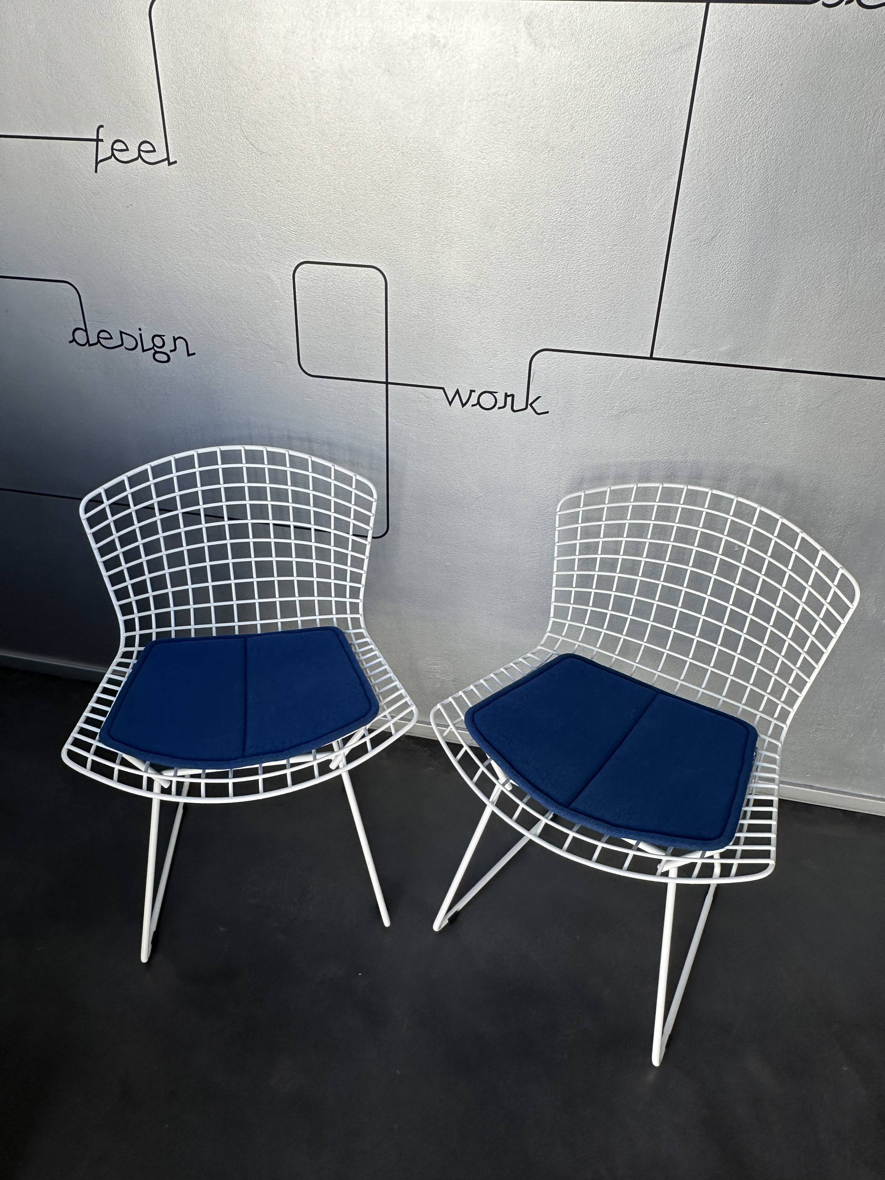 Pair of dining chairs 420 by Harry Bertoia for Knoll International, 1970s.