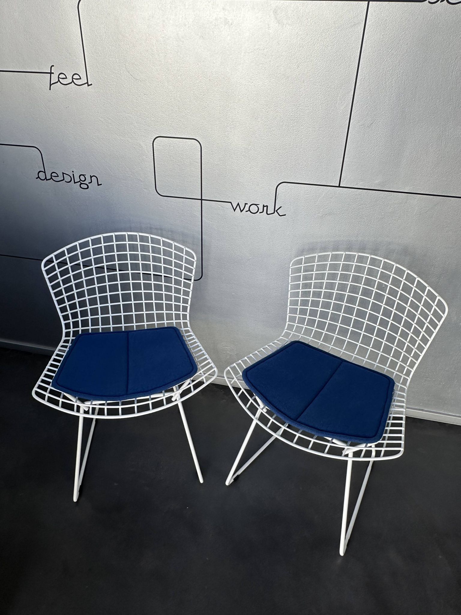 Pair of dining chairs 420 by Harry Bertoia for Knoll International, 1970s.