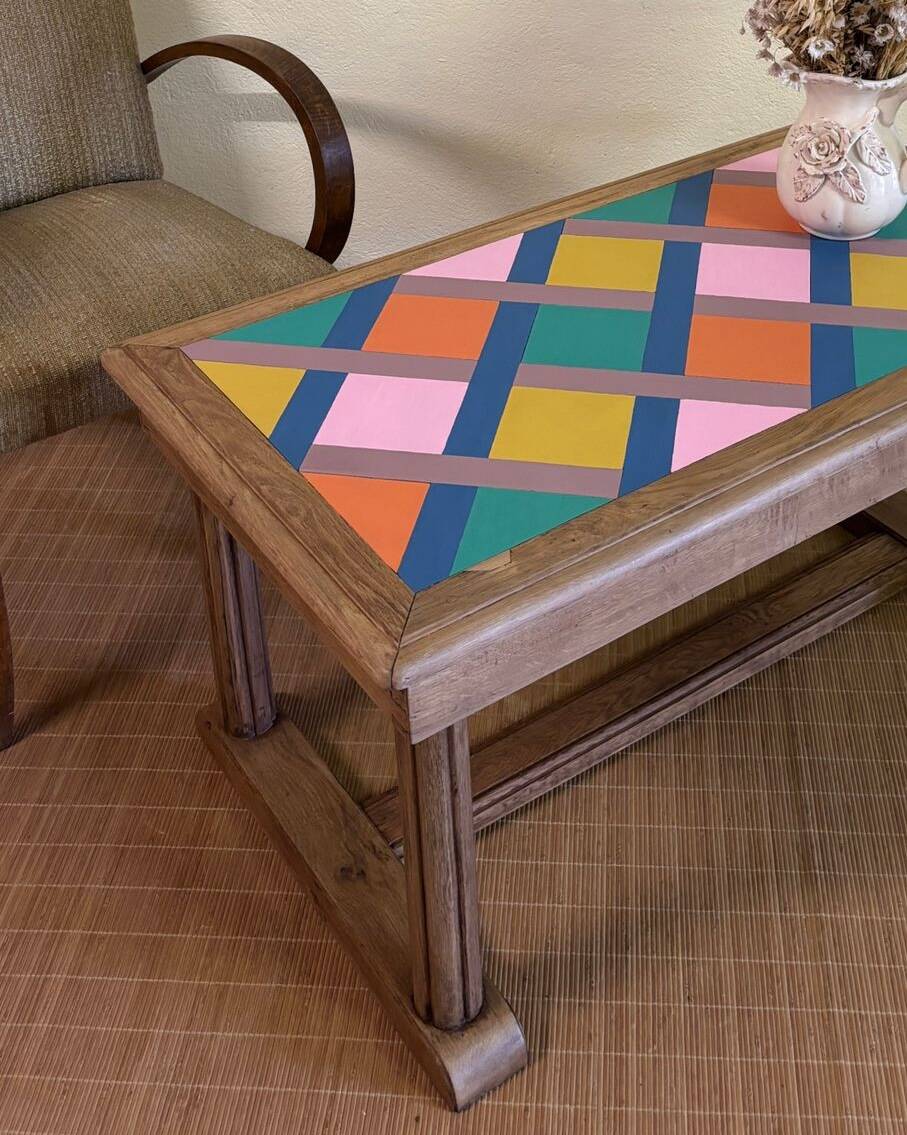 Table basse en bois revisitée - plateau géométrique coloré