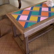Table basse en bois revisitée - plateau géométrique coloré