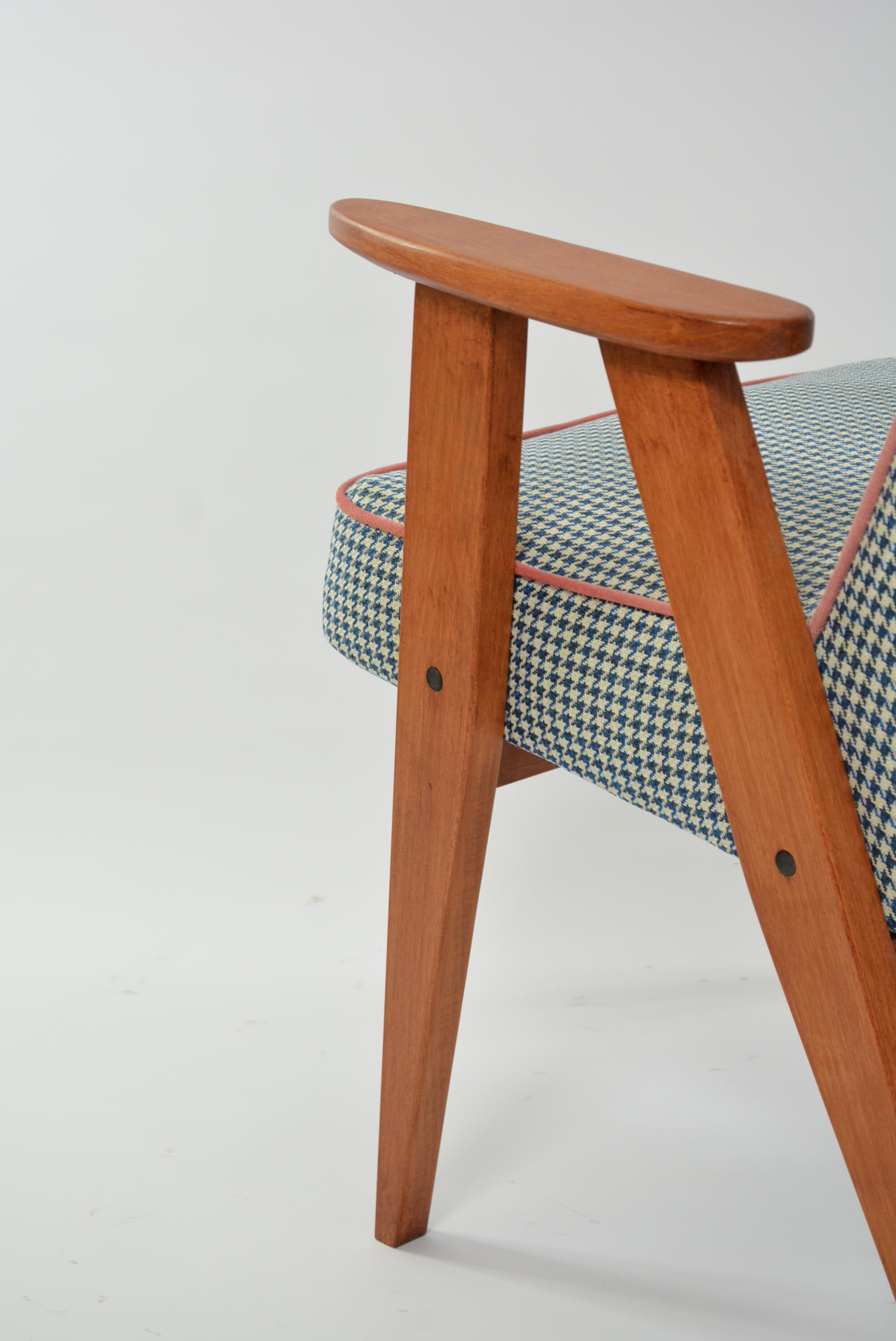 Fauteuil 366 pieds de poule bleu