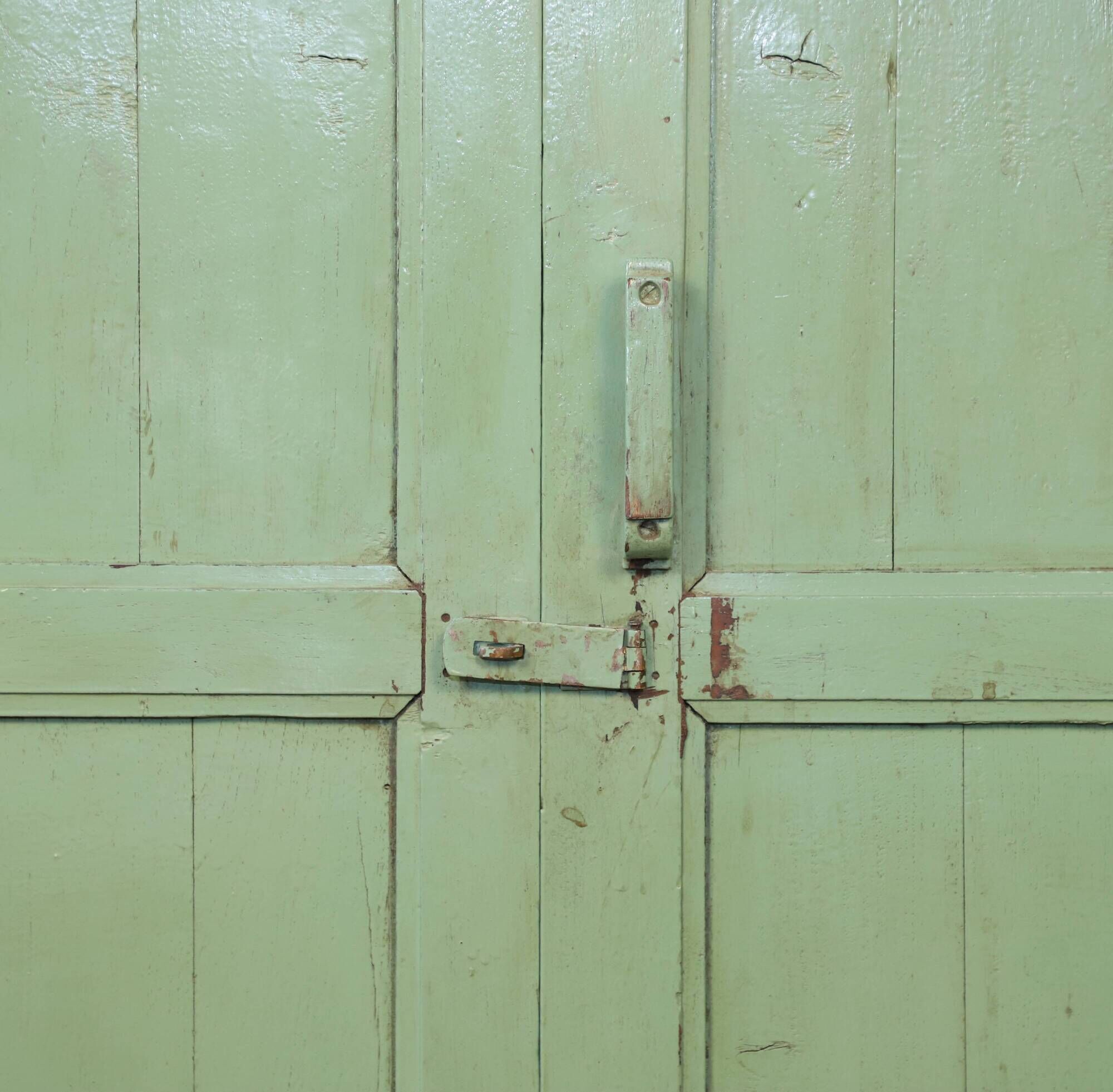 Vaisselier - Burmese teak buffet with original pistachio green patina