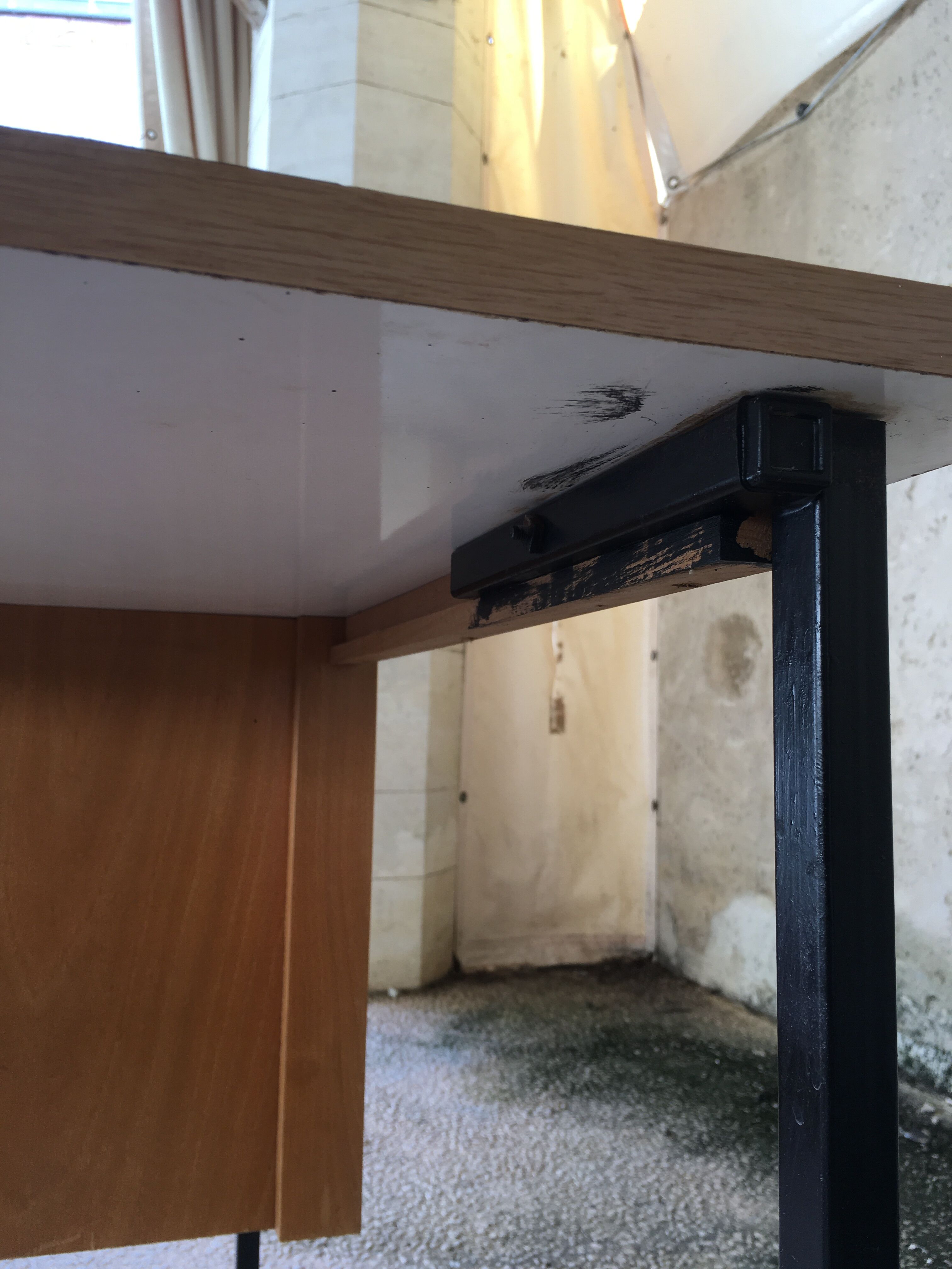 Desk with drawers and tubular metal feet