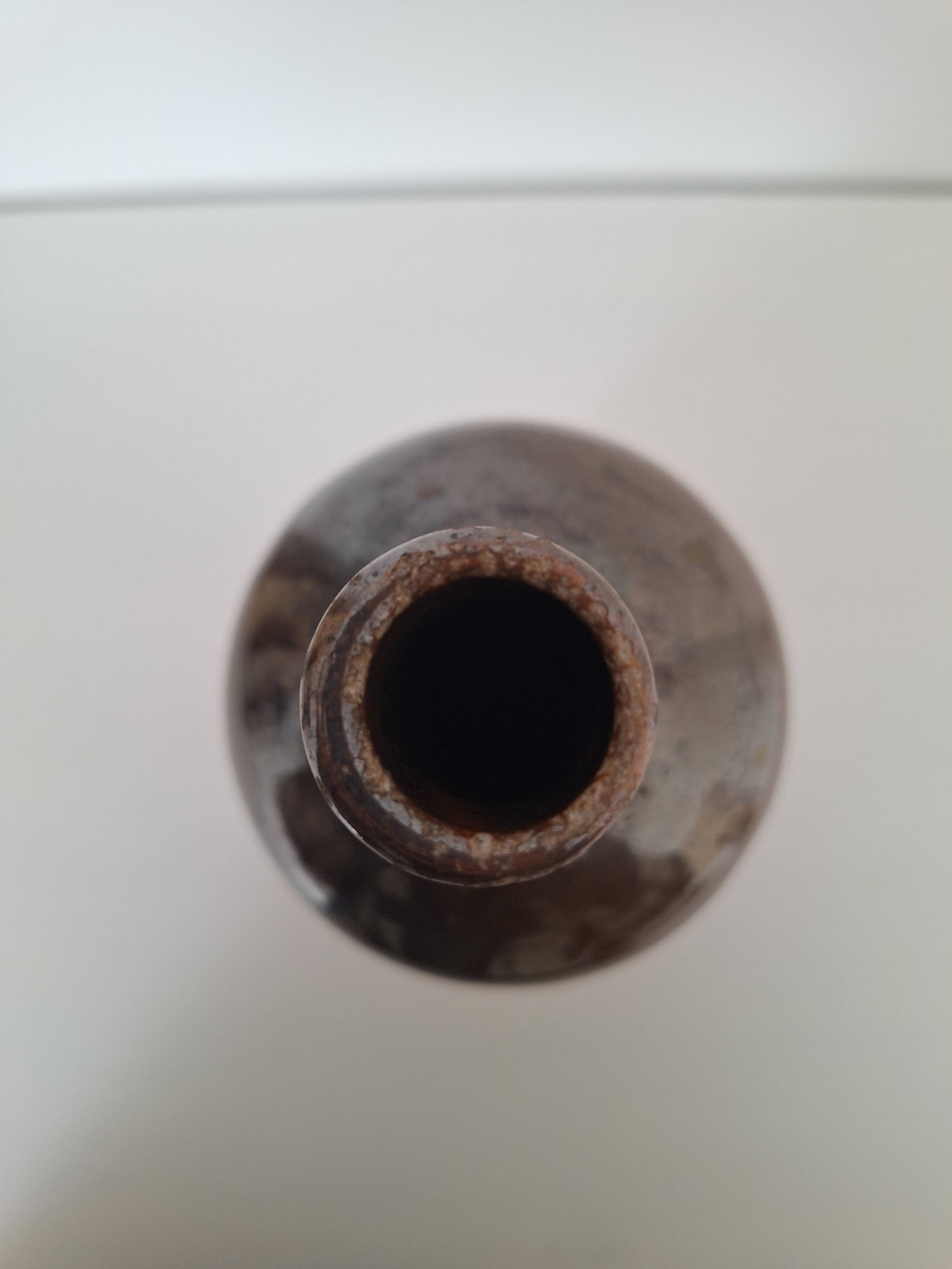 Bouteille en grès marron foncé vintage