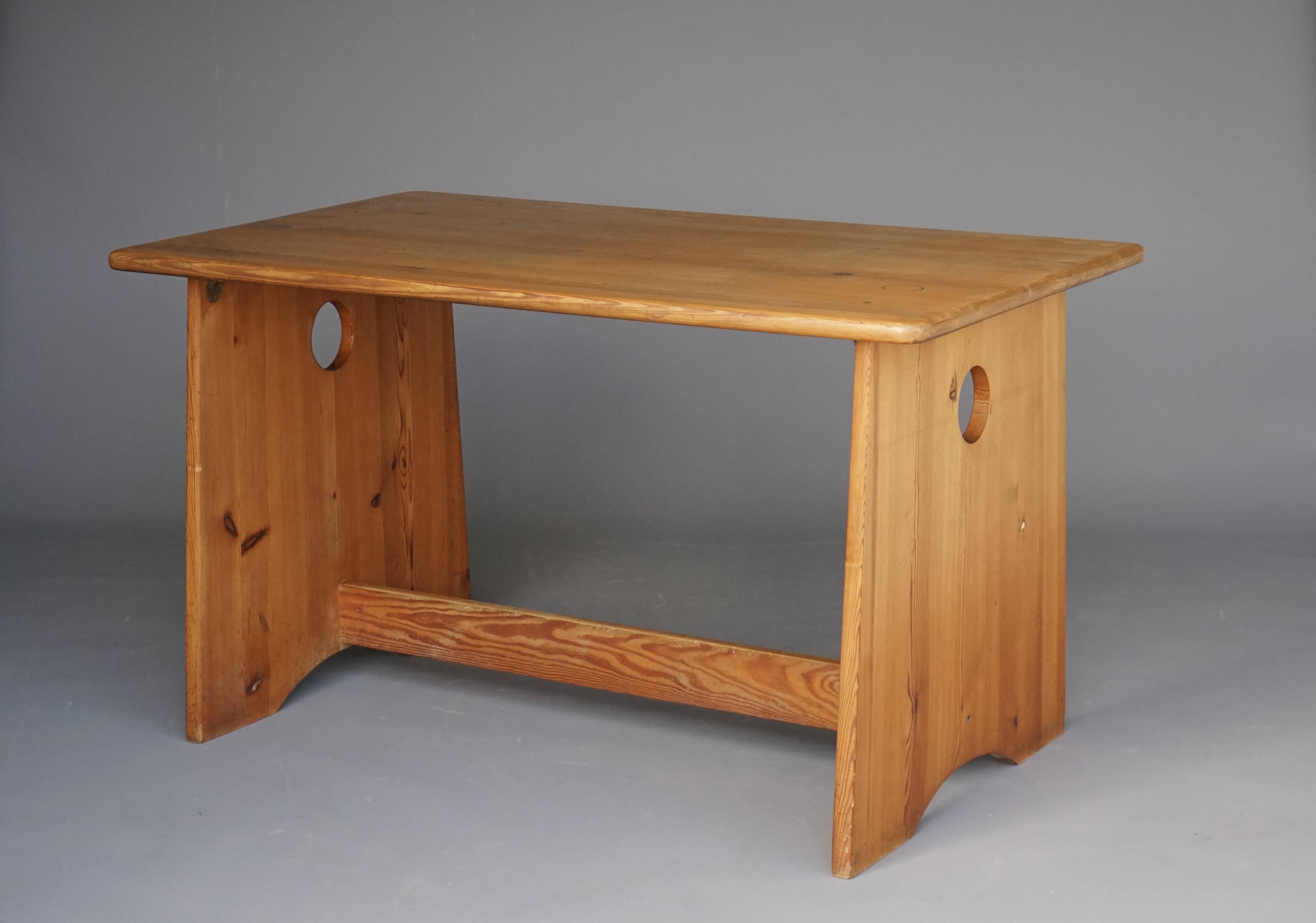 Table en pin suédois par Gilbert Marklund pour Furusnickarn Ab, années 1960