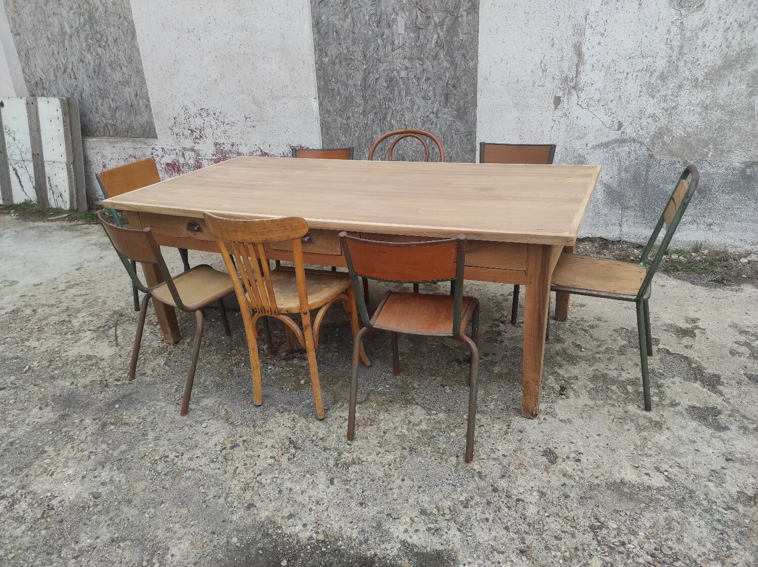 Old farmhouse table of 2x1 m and 8 places in beech and oak