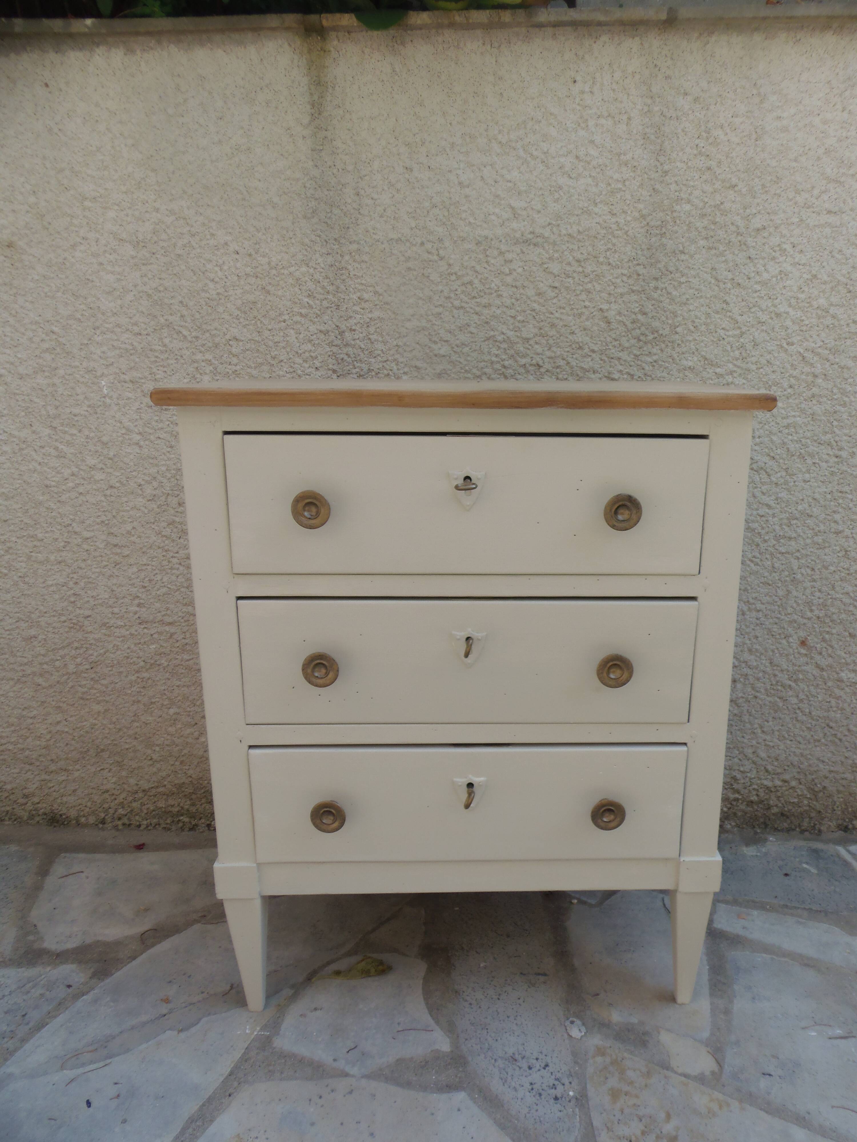 Petite commode classique sublimée en beige, plateau bois.