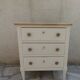 Petite commode classique sublimée en beige, plateau bois.