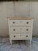 Petite commode classique sublimée en beige, plateau bois.