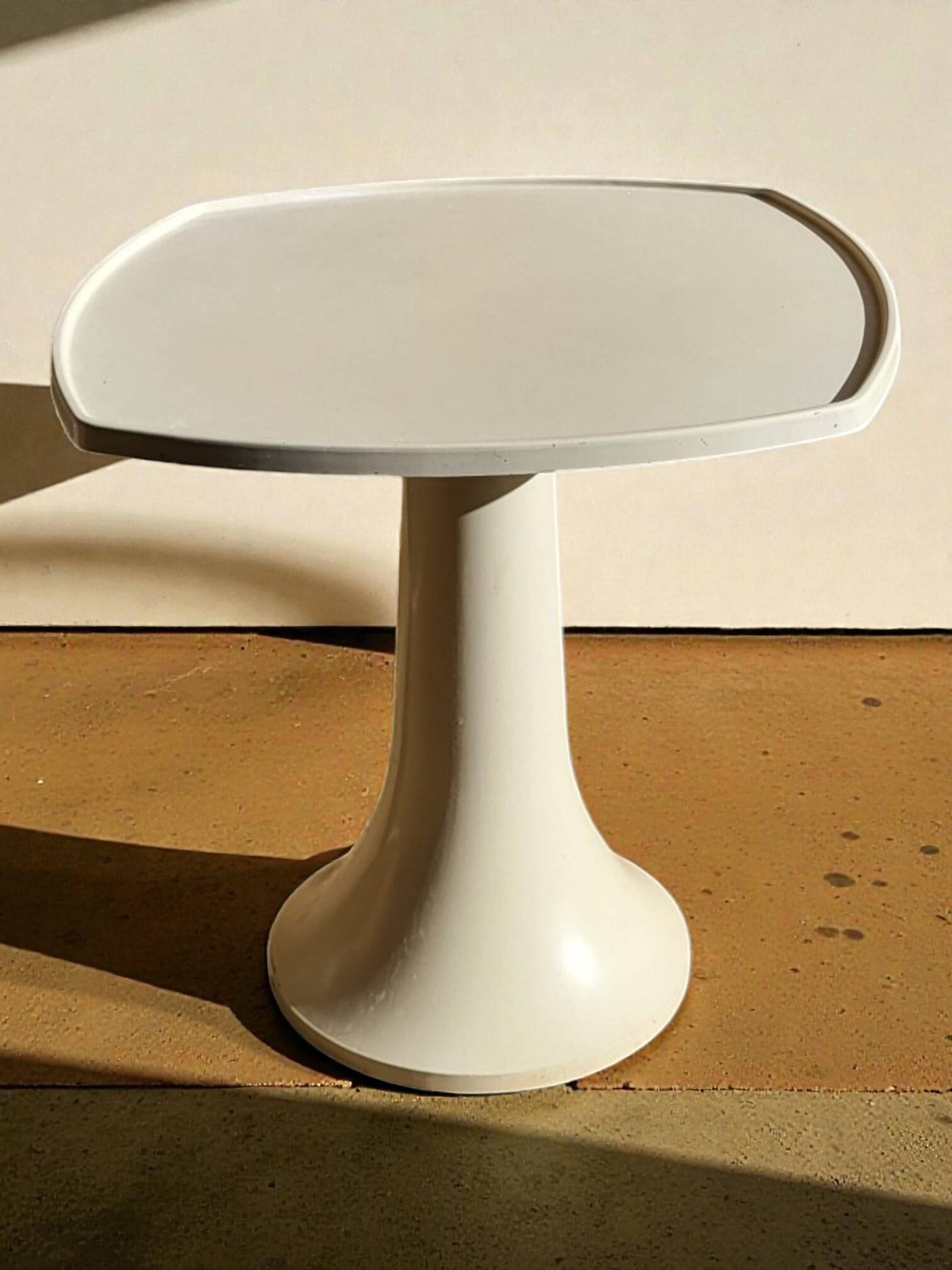 4 chairs and 1 Space Age table from the 1960s.