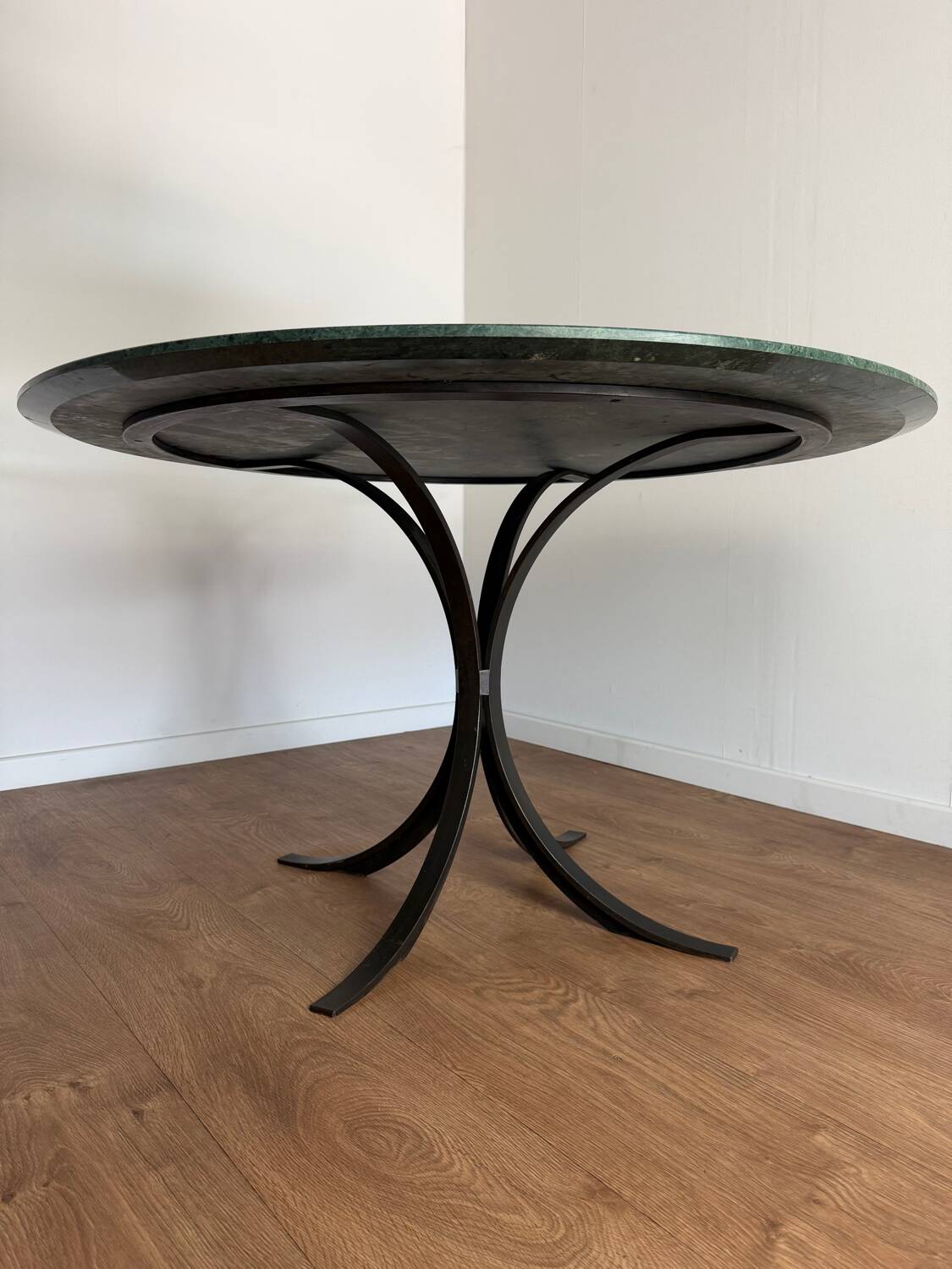 Round dining table – green marble & wrought iron
