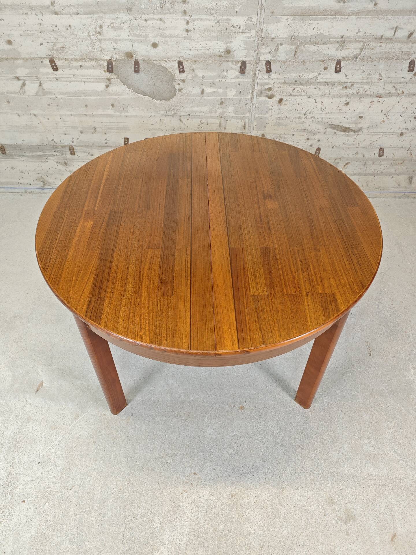 Extendable round table
