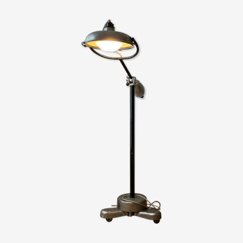 Lampe articulée sur roulettes Scialytique