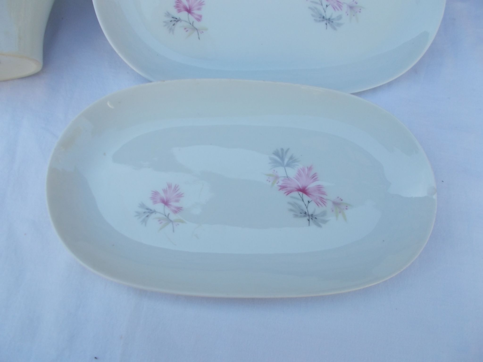 Ceramic service with 5 dishes